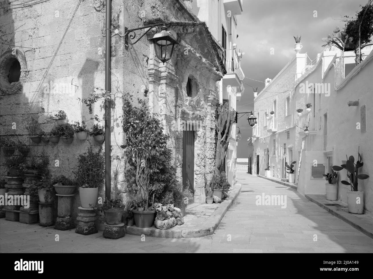 Monopoli - l'allée de la vieille ville avec la petite chapelle. Banque D'Images