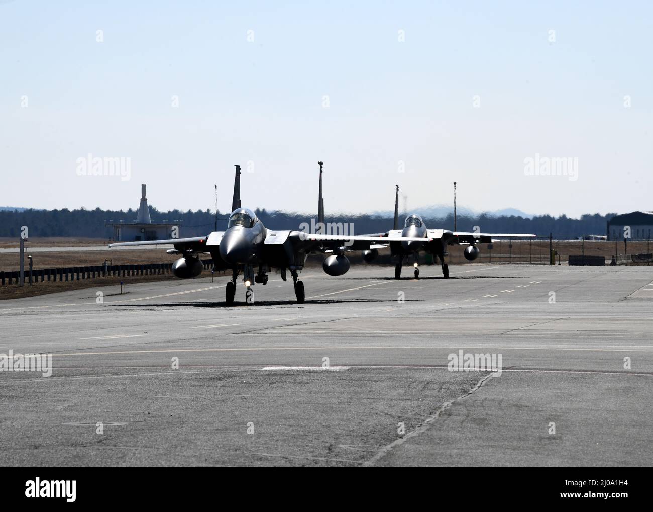 US Air Force F-15Cs, de la 104th aile Fighter de la Garde nationale aérienne du Massachusetts, base de la Garde nationale de l'air Barnes, Massachusetts, décollage à l'appui de l'opération Noble Defender (OND) du Commandement de la défense aérospatiale de l'Amérique du Nord (NORAD), 16 mars 2022. Dans le cadre de l'OND, qui est une opération récurrente, la région continentale des États-Unis du NORAD (CONR) a coordonné et mené des opérations d'interception d'aéronefs binationaux tout en lançant simultanément des avions à partir de différents endroits de la côte est des États-Unis. Cette itération de la RNO, impliquant les biens de la première Force aérienne et de la Force aérienne du Nord, est un i Banque D'Images