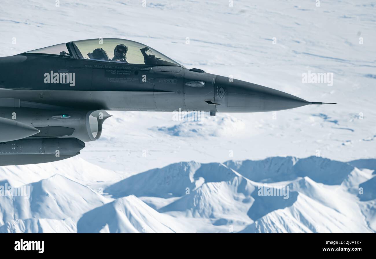 Un faucon de combat F-16 de la Force aérienne des États-Unis, affecté à la 180th Fighter Wing, survole le nord de l'Alaska au cours d'une mission Arctic EDGE 2022 de l'exercice du Commandement du Nord des États-Unis, le 15 mars 2022. AE22 est un exercice biennal de défense de la patrie conçu pour fournir une formation conjointe de haute qualité et efficace dans des conditions austères par temps froid. Le F-16 est un avion de chasse multirôle compact, extrêmement maniable et puissant pour les États-Unis. (É.-U. Photo de la Force aérienne par le sergent d'état-major. Trevor T. McBride) Banque D'Images