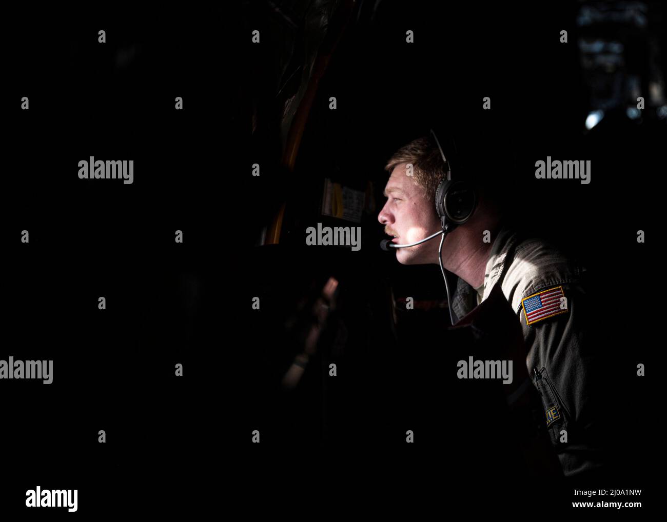 Sergent d'état-major de la Force aérienne des États-Unis Cole Mayo, un exploitant de la rampe affecté au 106th Escadron de ravitaillement en air, de la Garde nationale aérienne de l'Alabama, regarde une fenêtre sur un KC-135R Stratotanker, affecté au 168th Escadron de ravitaillement en air, pendant l'opération NOBLE DÉFENSEUR au-dessus du golfe d'Alaska, le 16 mars 2022. NOBLE DEFENDER est une opération de défense aérienne du Commandement de la défense aérospatiale de l'Amérique du Nord dans laquelle les forces américaines s'intègrent aux partenaires de la sécurité et de la défense pour assurer une dissuasion intégrée et se défendre contre les menaces de toutes les voies d'approche. (Photo DE L'US Air Force par le sergent d'état-major. Dylan Murakami) Banque D'Images