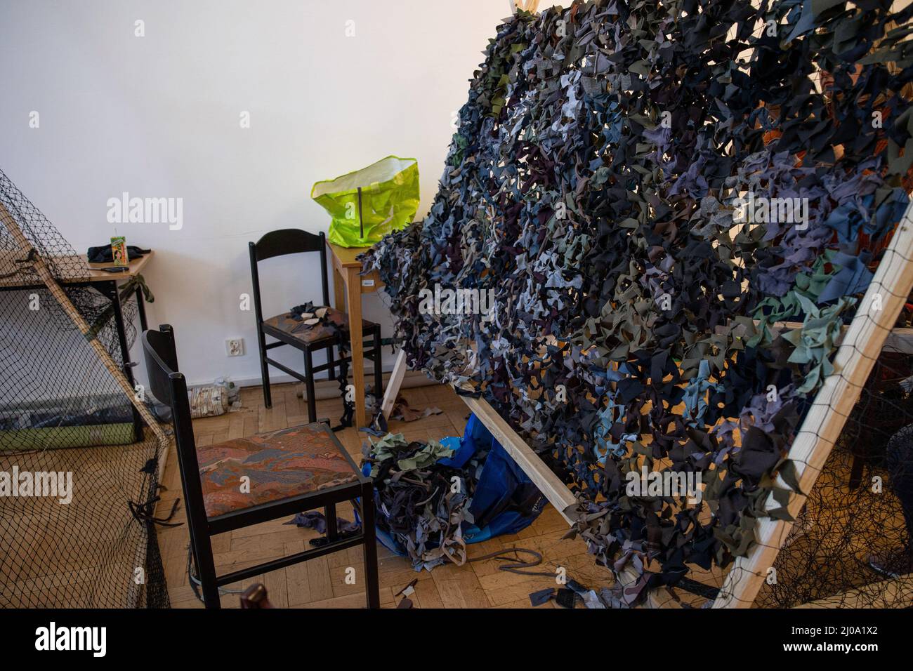 Cracovie, Pologne. 17th mars 2022. Une vue d'un filet de camouflage presque terminé. Une bibliothèque publique de Cracovie s'est transformée en un centre où des volontaires polonais et ukrainiens se réunissent pour coudre des filets de camouflage. Tous les filets de camouflage complétés seront envoyés en Ukraine pour usage militaire. (Photo de Hesther ng/SOPA Images/Sipa USA) crédit: SIPA USA/Alay Live News Banque D'Images