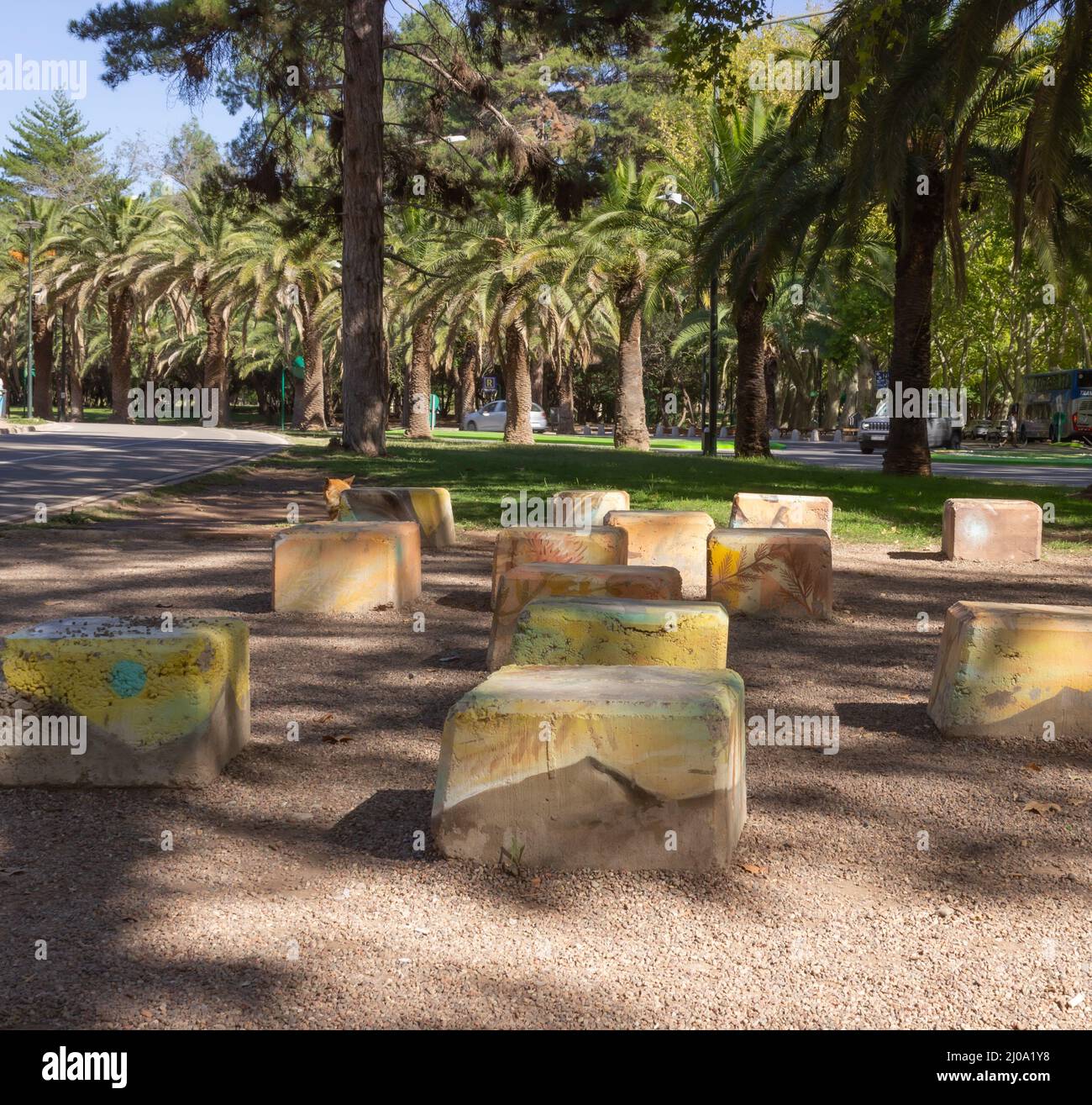 Blocs de ciment dans un jardin de ville. Banque D'Images