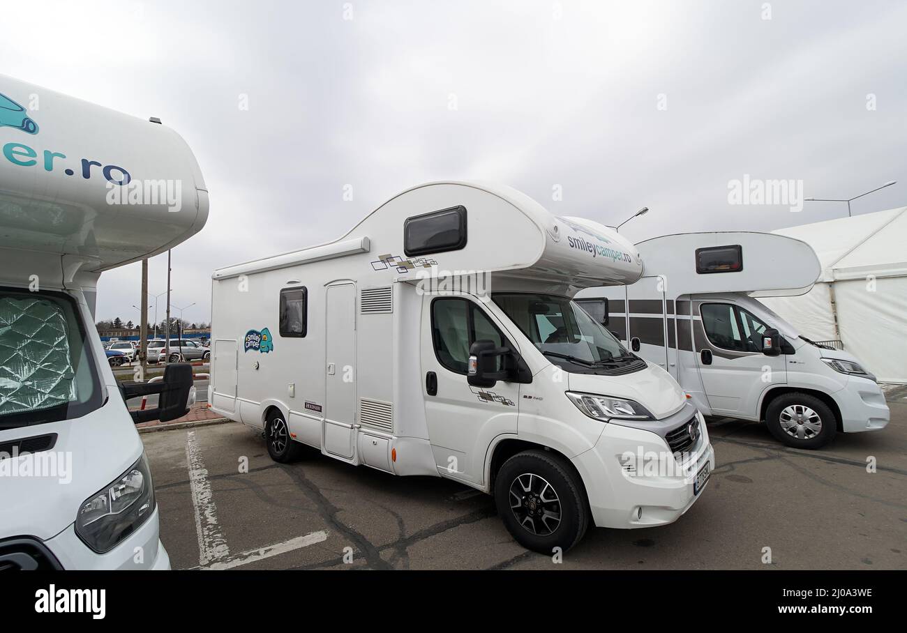 Otopeni, Roumanie - 17 mars 2022 : hébergement temporaire pour un réfugié de guerre avec des enfants d'Ukraine dans des autofoyers fournis par une société privée à B Banque D'Images