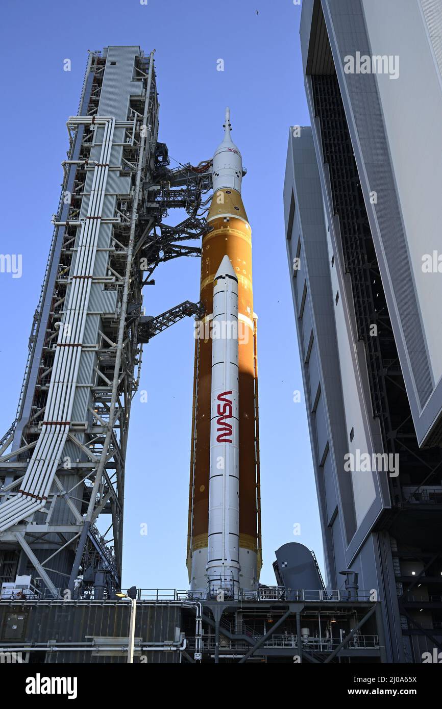 Floride, États-Unis. 17th mars 2022. La première fusée SLS (Space Launch System) de la NASA et l'engin spatial Orion se lancent du bâtiment d'assemblage de véhicules vers le complexe de lancement 39B le jeudi 17 mars 2022. Le SLS sera utilisé pour lancer des équipes sur la lune et au-delà dans le cadre du programme Artemis de l'Agence. Crédit : UPI/Alay Live News Banque D'Images