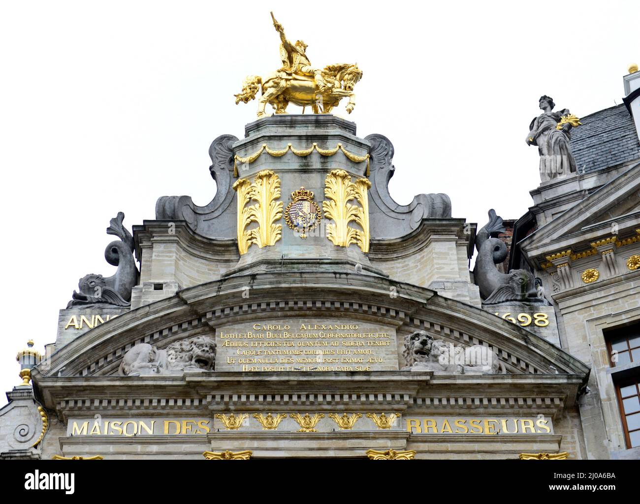 La statue équestre de Charles-Alexandre de Lorraine au sommet de la Maison de l'Arbre d'Or, dans la grande place de Bruxelles, Belgique. Banque D'Images