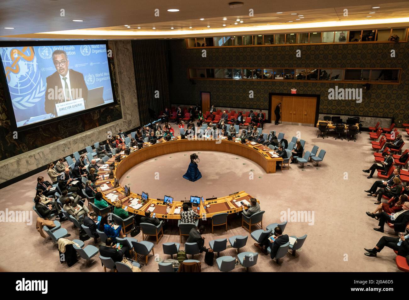 New York, NY - 17 mars 2022: Raouf Mazou, Haut-Commissaire adjoint aux opérations, Haut-Commissariat des Nations Unies pour les réfugiés (HCR) et Tedros Adhanom Ghebreyesus, Directeur général de l'Organisation mondiale de la santé, se sont joints à la réunion du Conseil de sécurité sur la résolution relative à l'aide humanitaire à l'Ukraine au Siège de l'ONU Banque D'Images
