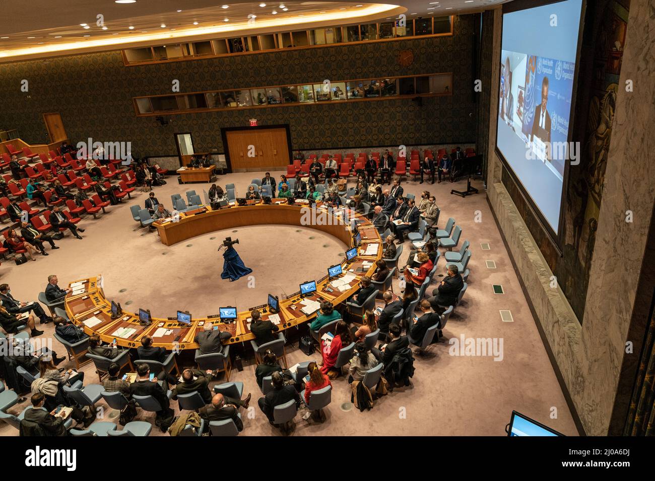 New York, NY - 17 mars 2022: Raouf Mazou, Haut-Commissaire adjoint aux opérations, Haut-Commissariat des Nations Unies pour les réfugiés (HCR) et Tedros Adhanom Ghebreyesus, Directeur général de l'Organisation mondiale de la santé, se sont joints à la réunion du Conseil de sécurité sur la résolution relative à l'aide humanitaire à l'Ukraine au Siège de l'ONU Banque D'Images