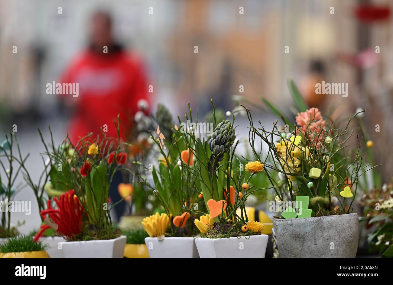 Weimar, Allemagne. 17th mars 2022. Les décorations printanières se tiennent devant un magasin de fleurs sur Schiller Street. Les jours s'allongent et les températures augmentent de manière notable. Le 20 mars est le début du printemps. Credit: Martin Schutt/dpa-Zentralbild/dpa/Alay Live News Banque D'Images