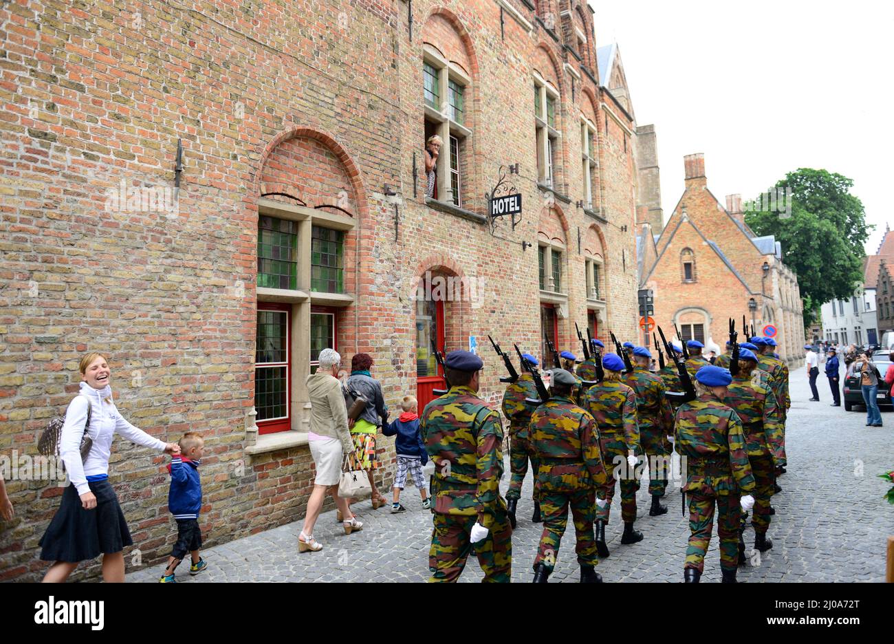 Juillet 21st, Bruges, Belgique. Les anciens combattants de guerre et les forces armées animeront une cérémonie célébrant la journée nationale belge. Banque D'Images