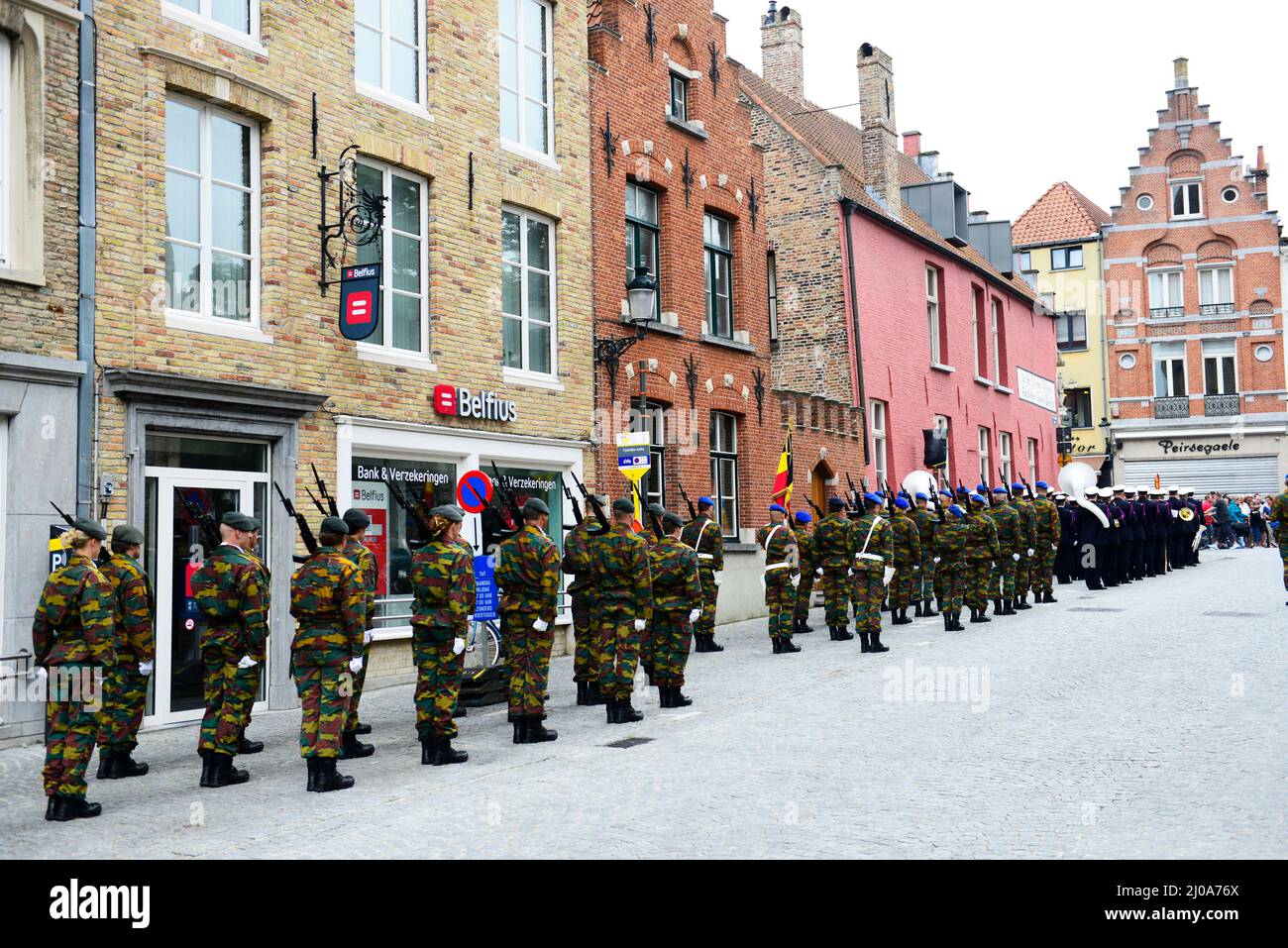 Juillet 21st, Bruges, Belgique. Les anciens combattants de guerre et les forces armées animeront une cérémonie célébrant la journée nationale belge. Banque D'Images