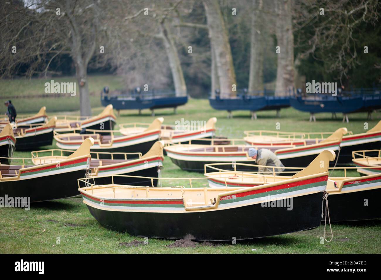 Magdebourg, Allemagne. 17th mars 2022. Les gondoles se trouvent sur un pré en face du château de Wörlitz, dans le parc de Wörlitz. À l'heure actuelle, les vingt gondoles et plusieurs ferries de passagers sont en place pour la saison, qui commence en avril. Le printemps est en route - également en Saxe-Anhalt, le 20 mars est le début du calendrier du printemps. Credit: Christian Modla/dpa-Zentralbild/dpa/Alay Live News Banque D'Images