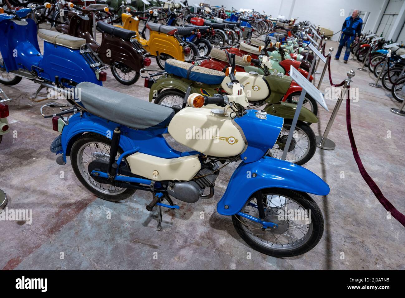 Plora, Allemagne. 17th mars 2022. Un Simson Sperber SR 4-3 de 1967 se dresse dans le musée Oldtimer sur Rügen. Le Musée Oldtimer de Rügen présente maintenant plus de 100 motos et cyclomoteurs de la RDA. L'exposition spéciale est exposée à partir de lundi (21.03.2022). Le musée sur l'ancien site de l'Armée populaire nationale dans le district de Binz de Plora existe déjà depuis 1994. Credit: Stefan Sauer/dpa/Alay Live News Banque D'Images