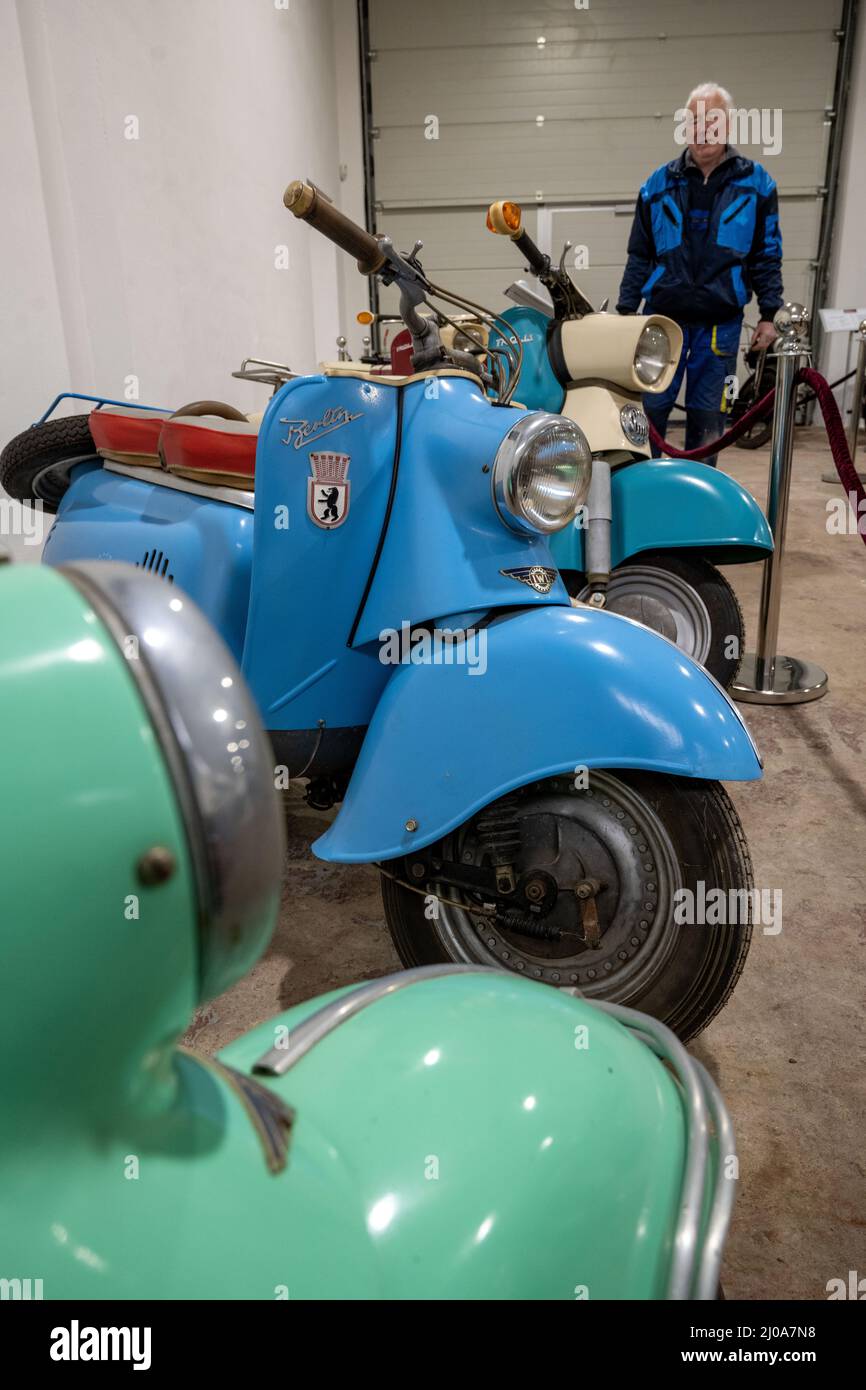 Plora, Allemagne. 17th mars 2022. Un scooter IWL (VEB Industriewerke Ludwigsfelde) Berlin de 1961 est dans le Musée Oldtimer sur Rügen. Le Musée Oldtimer de Rügen présente maintenant plus de 100 motos et cyclomoteurs de la RDA. L'exposition spéciale est exposée à partir de lundi (21.03.2022). Le musée sur l'ancien site de l'Armée populaire nationale dans le district de Binz de Plora existe déjà depuis 1994. Credit: Stefan Sauer/dpa/Alay Live News Banque D'Images