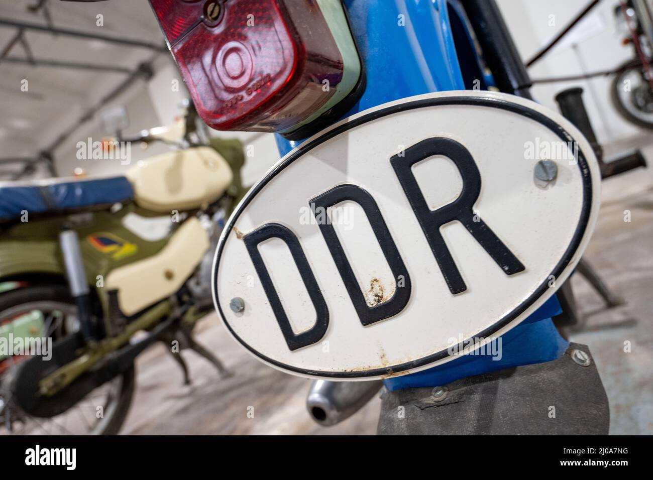 Plora, Allemagne. 17th mars 2022. Une moto légère avec plaques de nationalité GDR se trouve dans le musée Oldtimer de Rügen. Le Musée Oldtimer de Rügen présente maintenant plus de 100 motos et cyclomoteurs de la RDA. L'exposition spéciale est exposée à partir de lundi (21.03.2022). Le musée sur l'ancien site de l'Armée populaire nationale dans le district de Binz de Plora existe déjà depuis 1994. Credit: Stefan Sauer/dpa/Alay Live News Banque D'Images