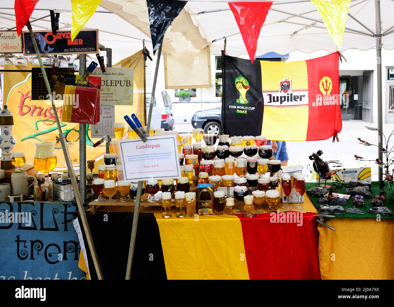 Un vendeur de souvenirs vendant des verres de bière belge à Bruges, belgique. Banque D'Images