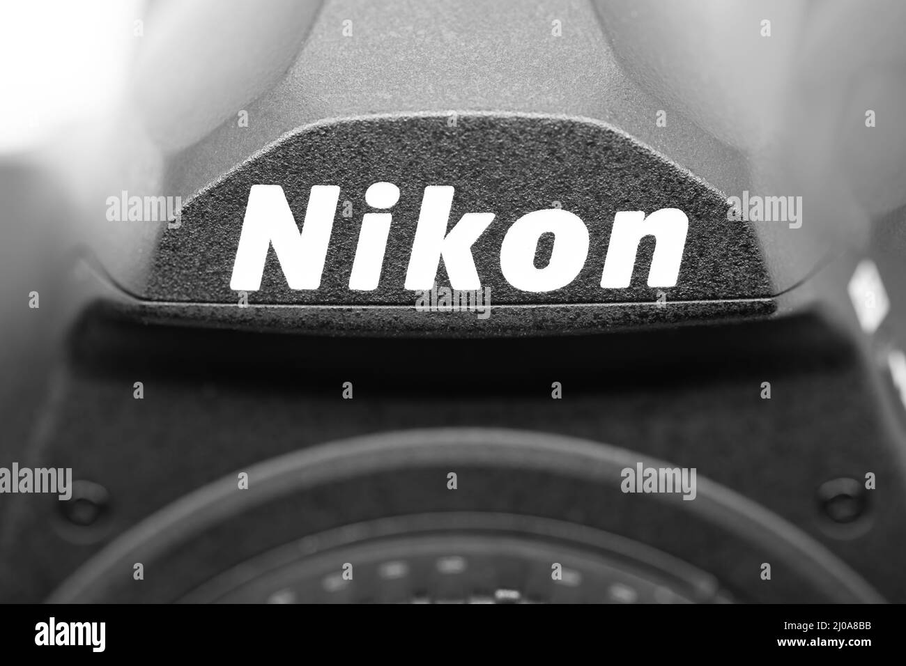 Puerto Vallarta, Mexique - Mars 17 2022: Logo de la marque Nikon sur le boîtier de l'appareil photo. Nikon est une multinationale japonaise spécialisée dans l'optique et l'imag Banque D'Images