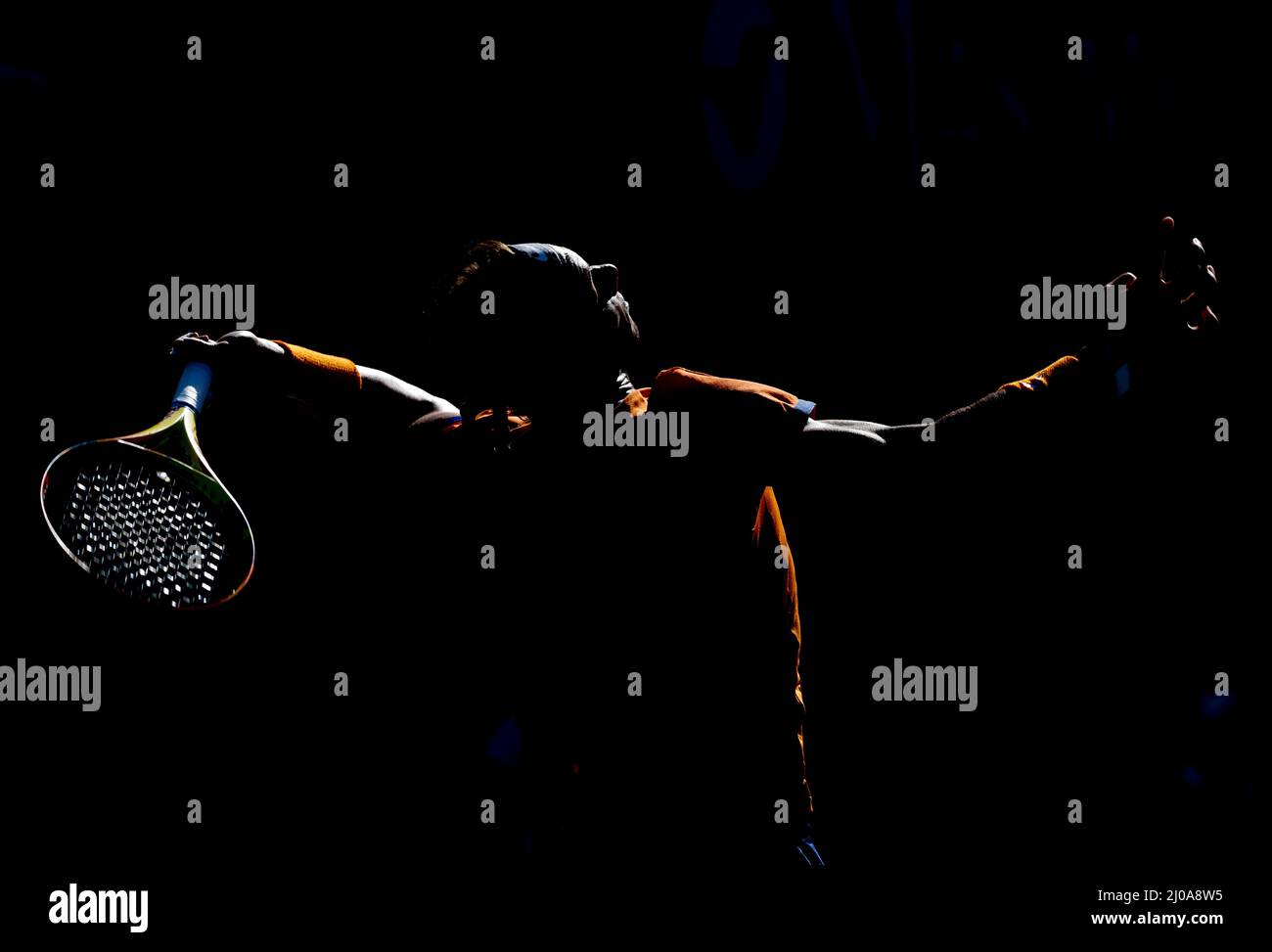 17 mars 2022 Rafael Nadal d'Espagne sert contre Nick Kyrgios d'Australie lors de l'ouverture 2022 de BNP Paribas à Indian Wells tennis Garden à Indian Wells, Californie. Crédit photo obligatoire : Charles Baus/CSM. Banque D'Images