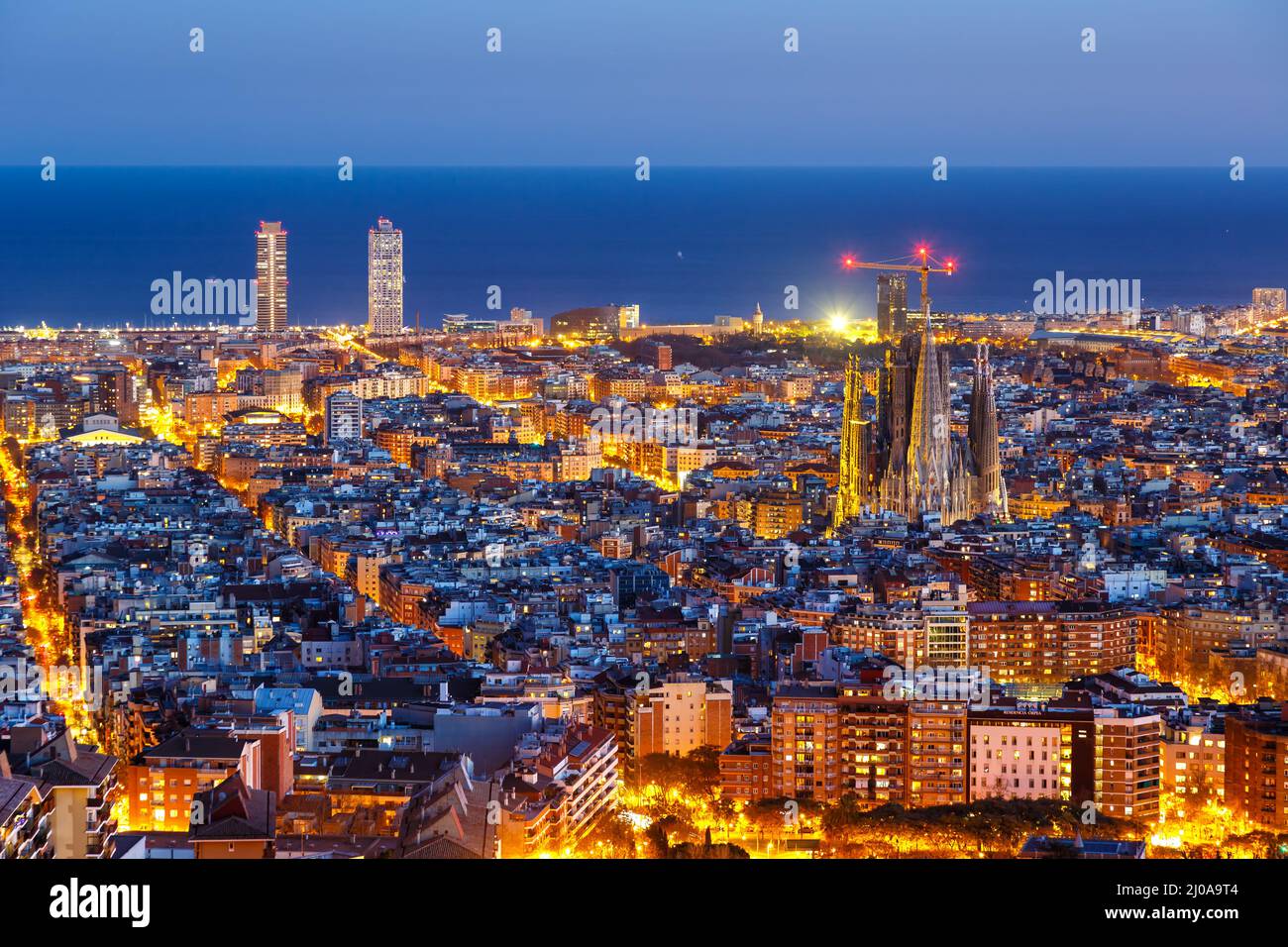 Horizon de Barcelone ville vue d'ensemble avec l'église de la Sagrada Familia cathédrale en Espagne crépuscule Banque D'Images