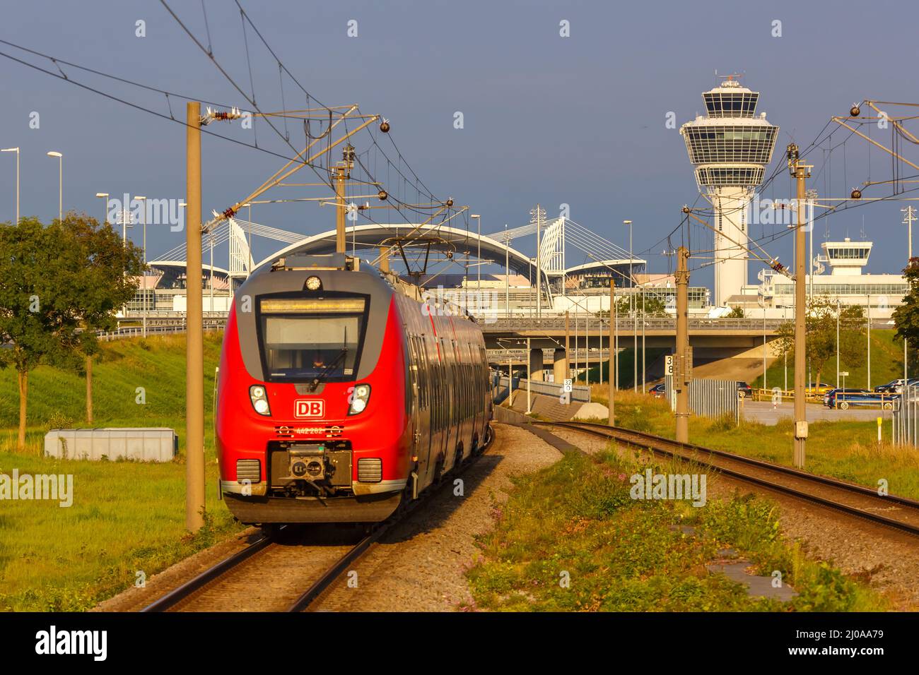 Munich, Allemagne - 9 septembre 2021 : train régional de banlieue Bombardier Talent 2 à l'aéroport de Munich, Allemagne. Banque D'Images