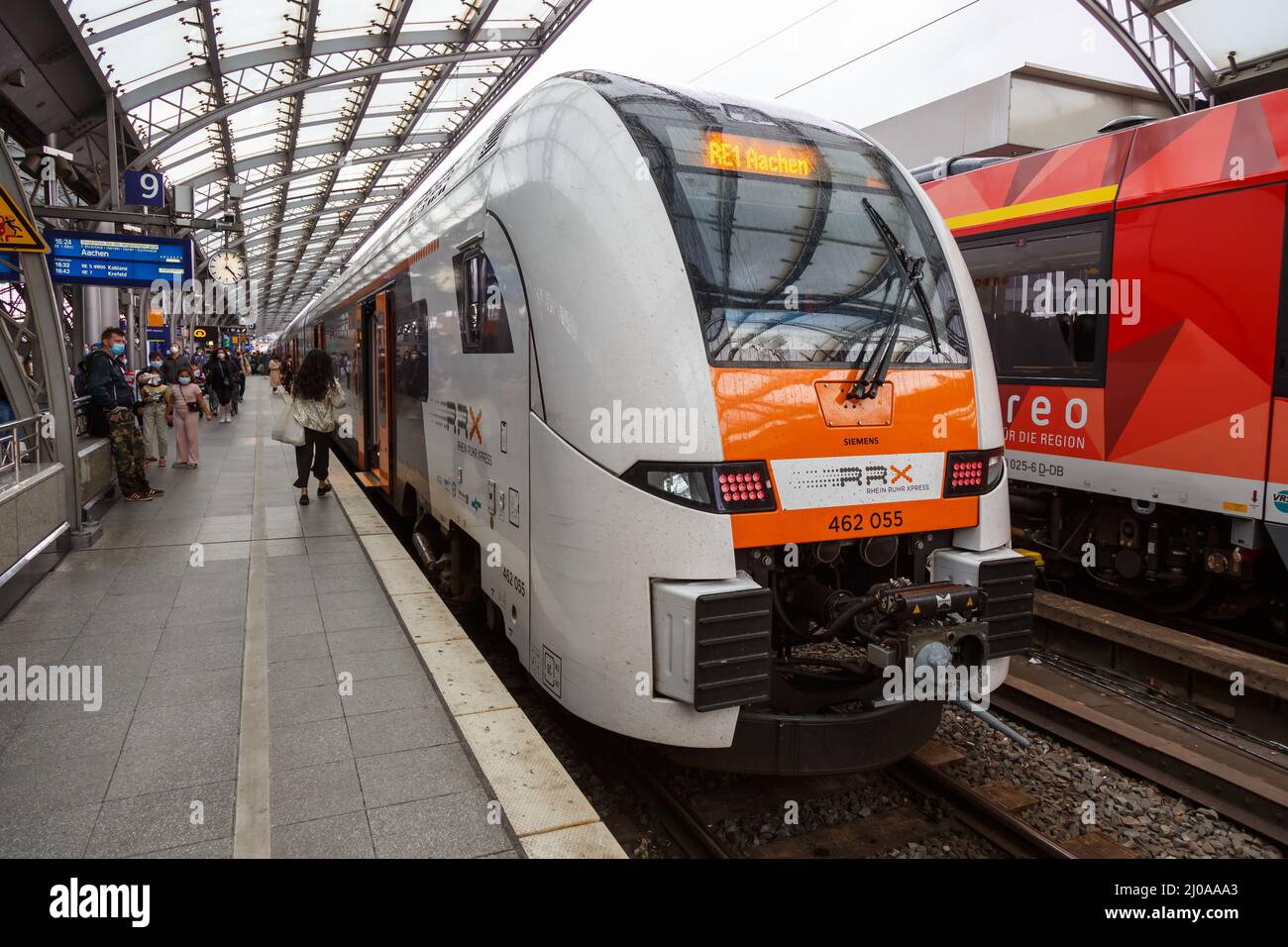 Cologne, Allemagne - 3 août 2021 : train Rhein Ruhr Xpress RRX de type Siemens Desiro HC à la gare centrale de Cologne Hauptbahnhof Hbf à Cologne, en allemand Banque D'Images