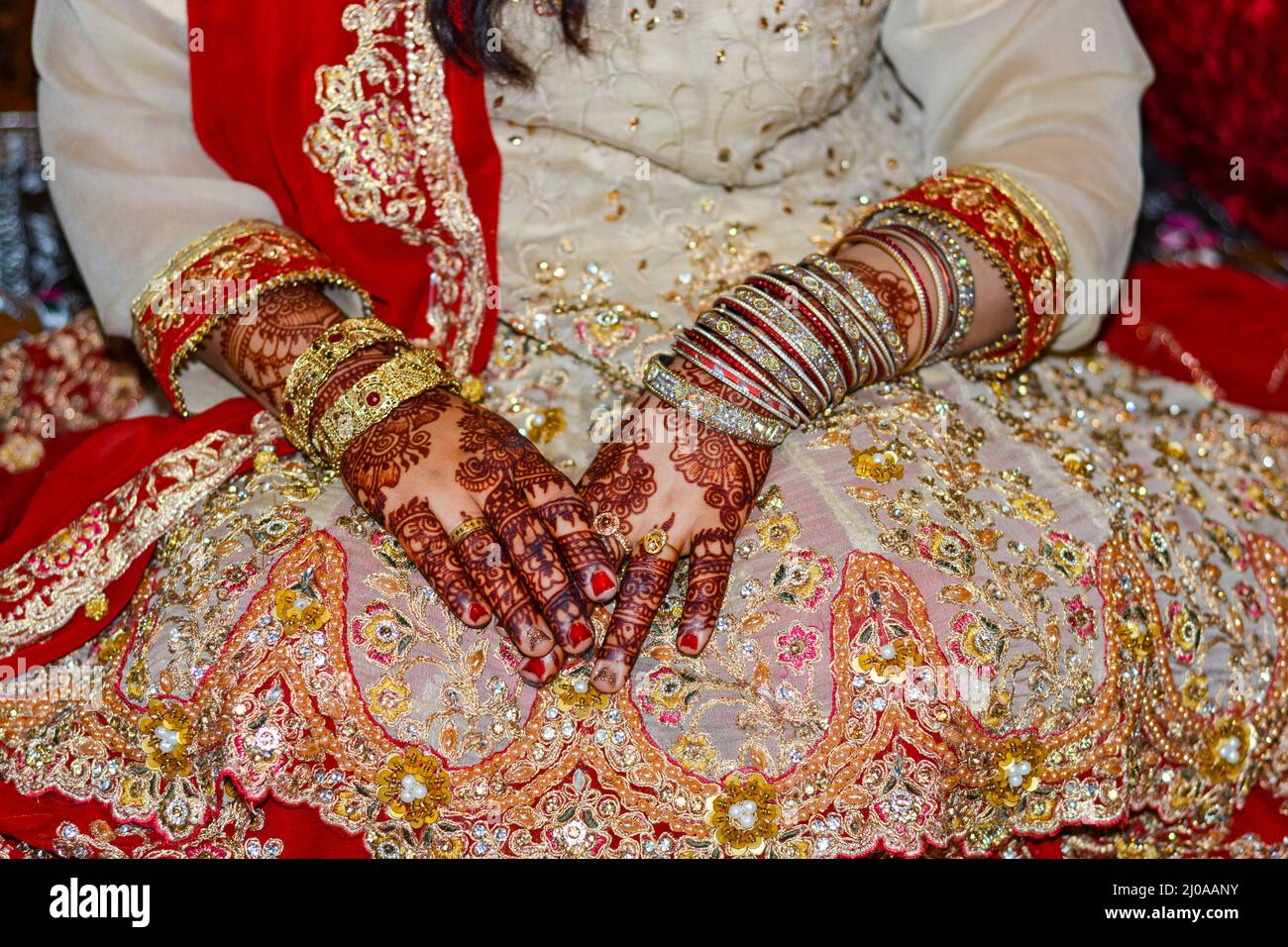 Gros plan d'une mariée asiatique mains et bijoux Banque D'Images