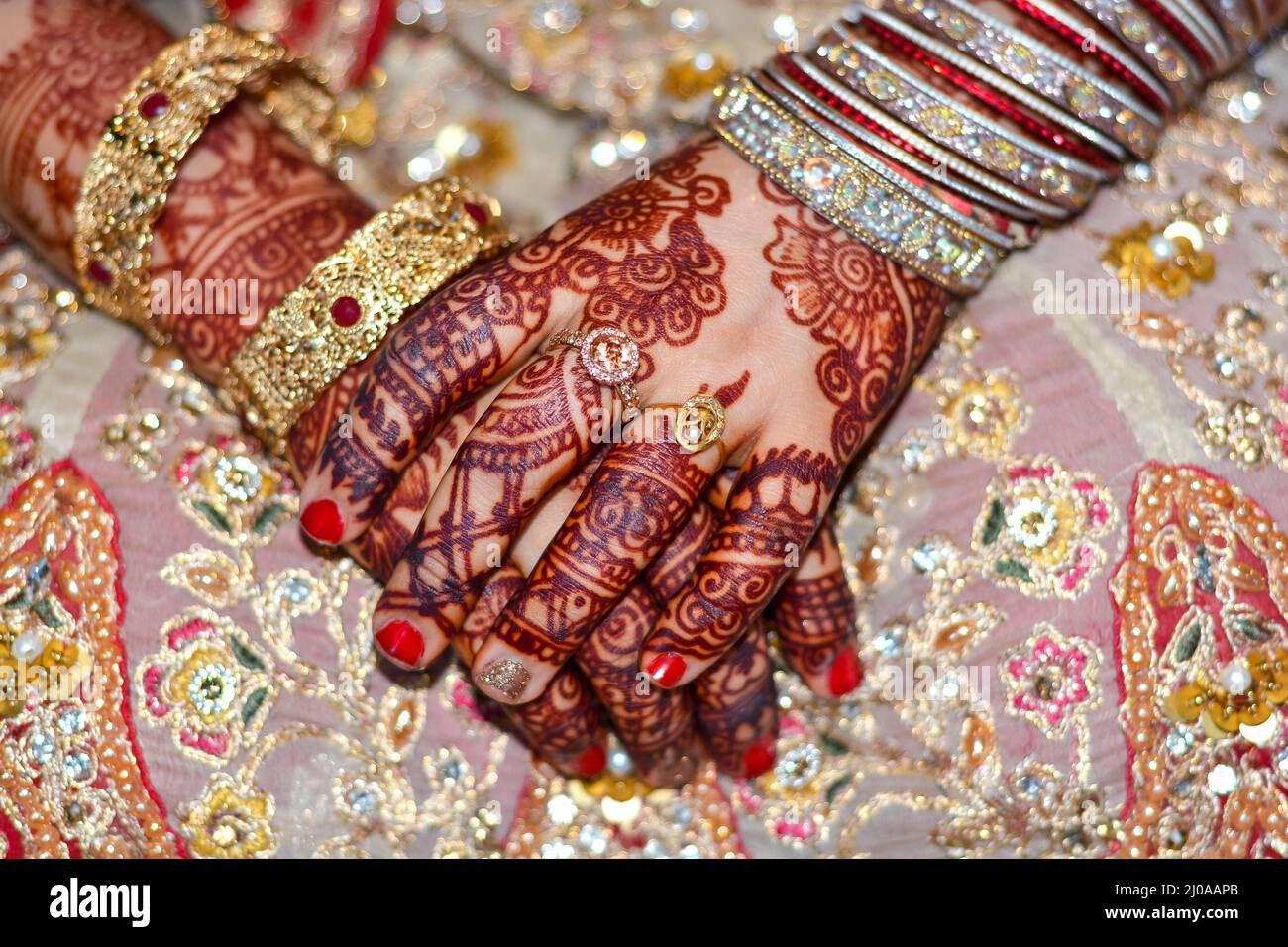 Motif de henné sur les mains d'une mariée asiatique Banque D'Images