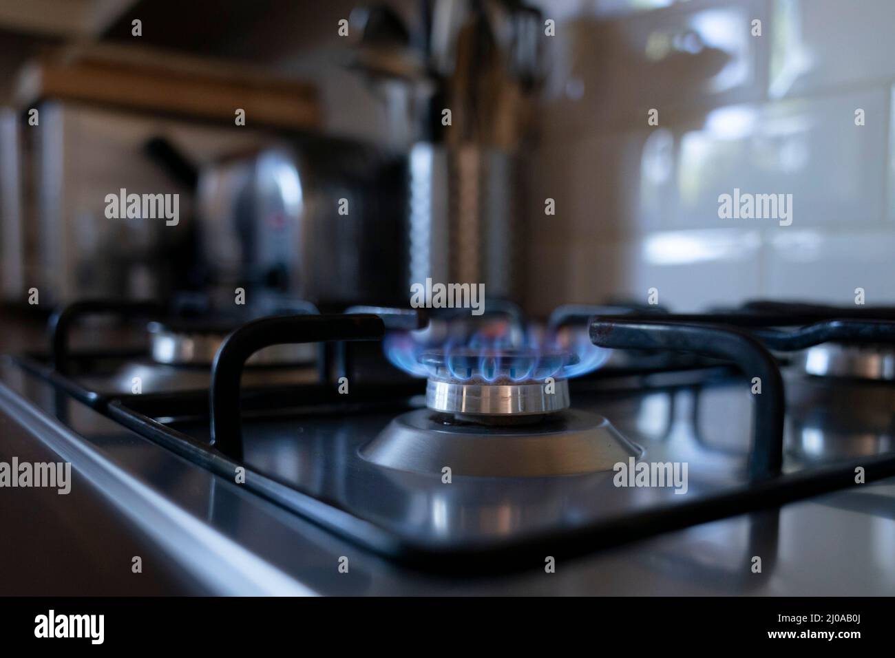 Londres, Royaume-Uni. 17th mars 2022. Un anneau brûlant sur une cuisinière à gaz est vu à Manchester, Royaume-Uni, le 17 mars 2022. Le Comité de politique monétaire de la Banque d'Angleterre (BoE) a déclaré que le conflit Russie-Ukraine « a conduit à d'autres augmentations importantes des prix de l'énergie et d'autres matières premières, y compris les prix des denrées alimentaires », selon une déclaration de la BoE, jeudi. Credit: Jon Super/Xinhua/Alay Live News Banque D'Images