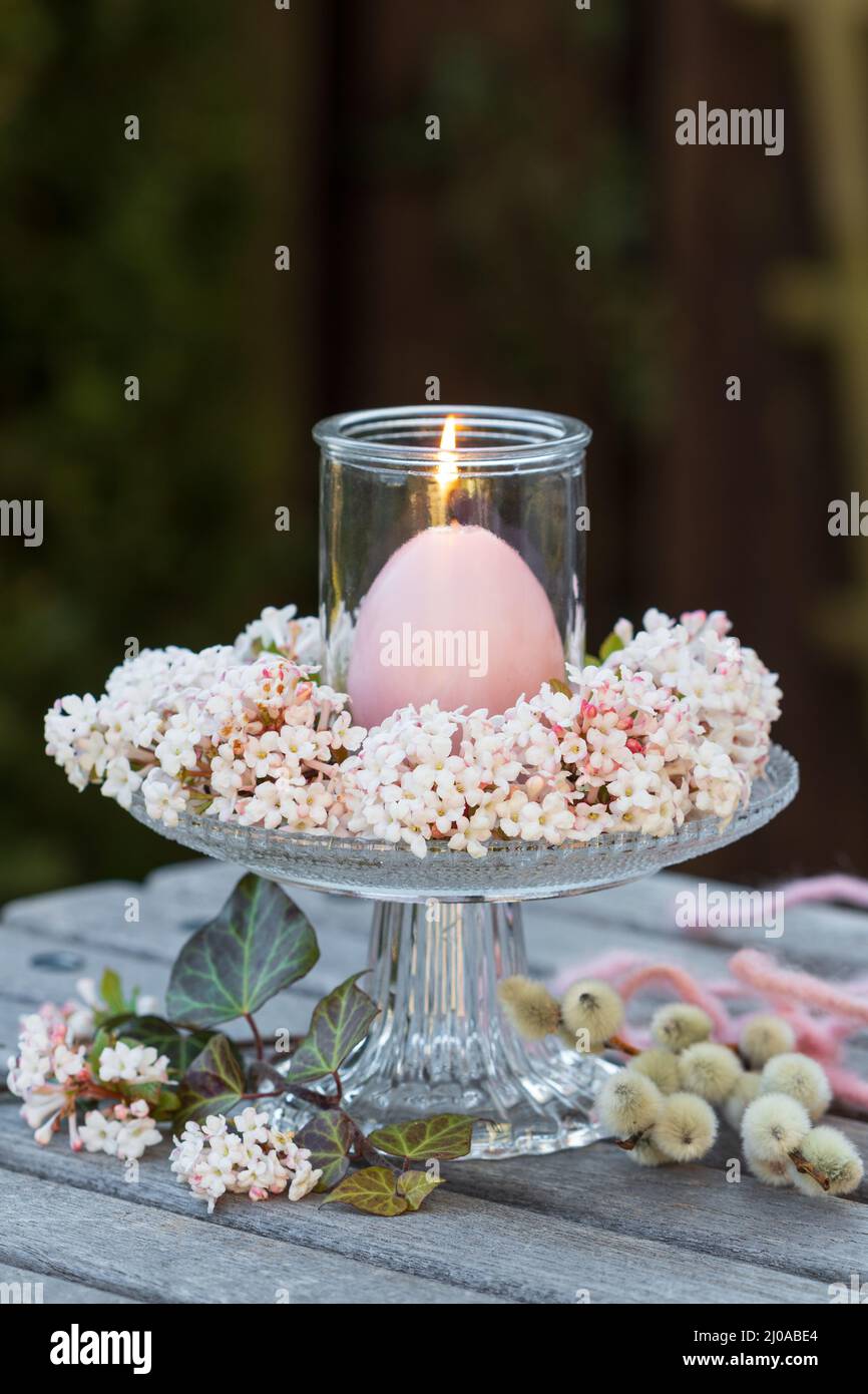 décoration florale romantique avec fleurs roses guelder et bougie Banque D'Images