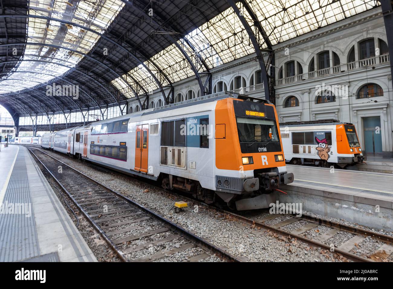 Barcelone, Espagne - 19 février 2022 : train régional Rodalies de Catalunya à la gare de Franca à Barcelone, Espagne. Banque D'Images