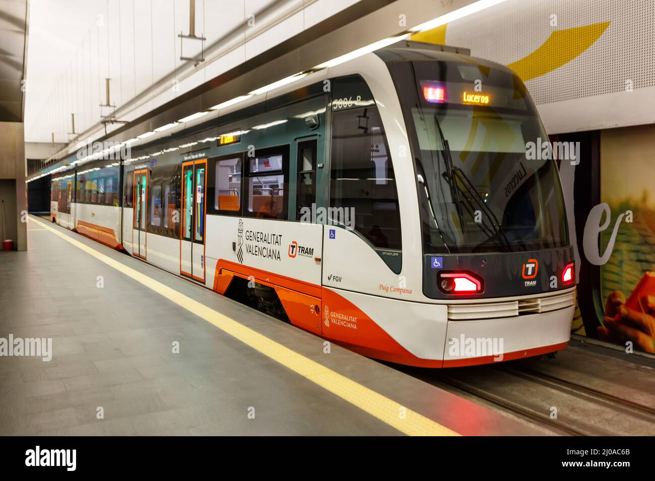 Alicante, Espagne - 16 février 2022: Modern Vossloh Citylink tramway léger Alacant transport en commun à Alicante, Span Banque D'Images