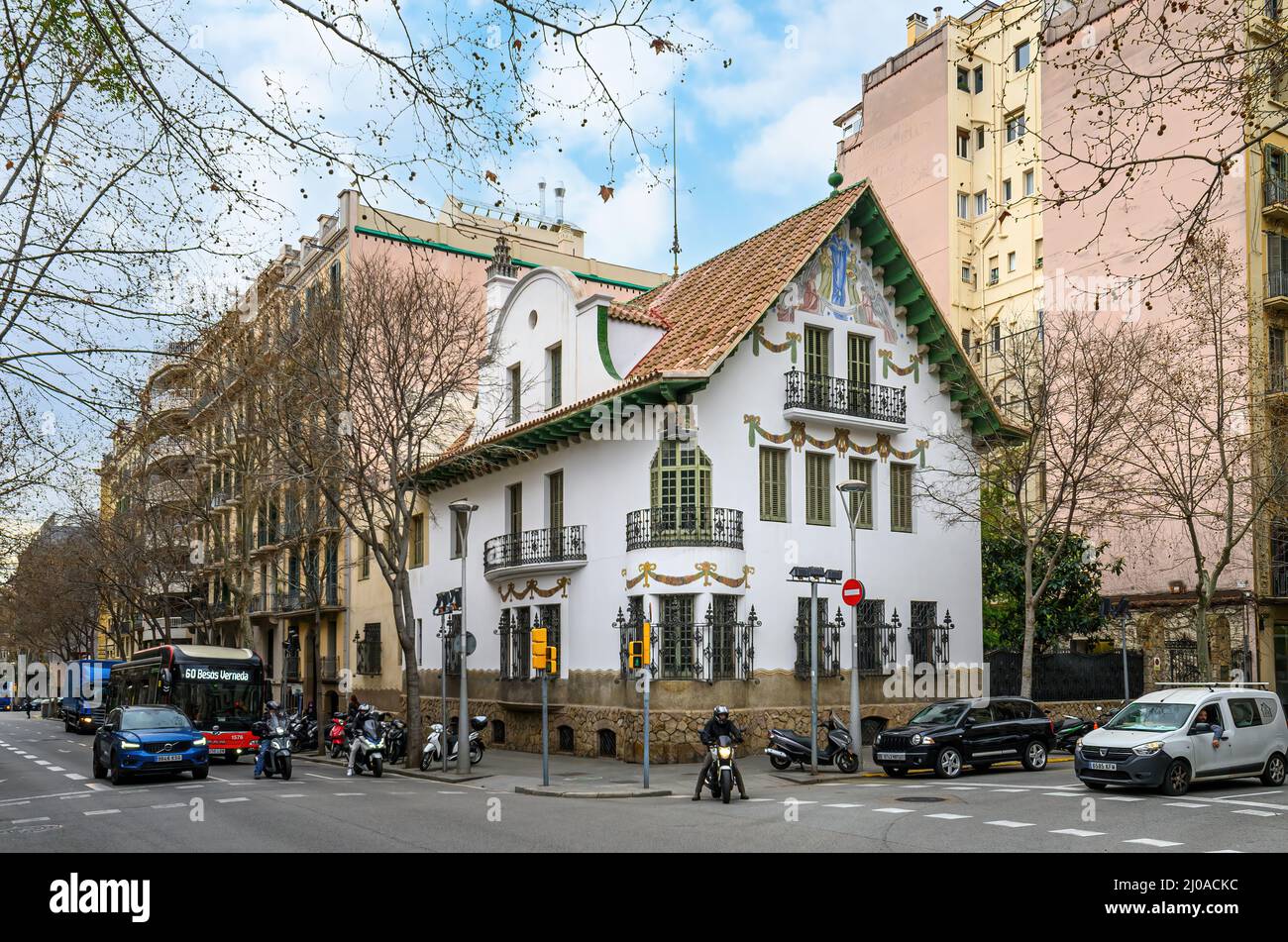 Un exemple remarquable de façade de bâtiment de la fin du modernisme à Barcelone, Espagne. Banque D'Images