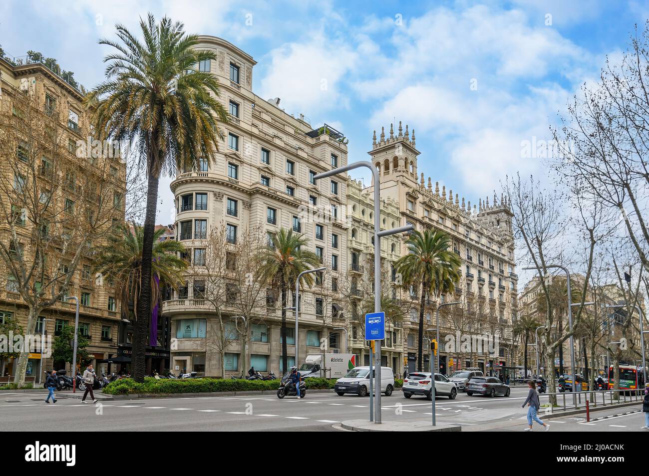Un exemple remarquable de façade de bâtiment de la fin du modernisme à Barcelone, Espagne. Banque D'Images