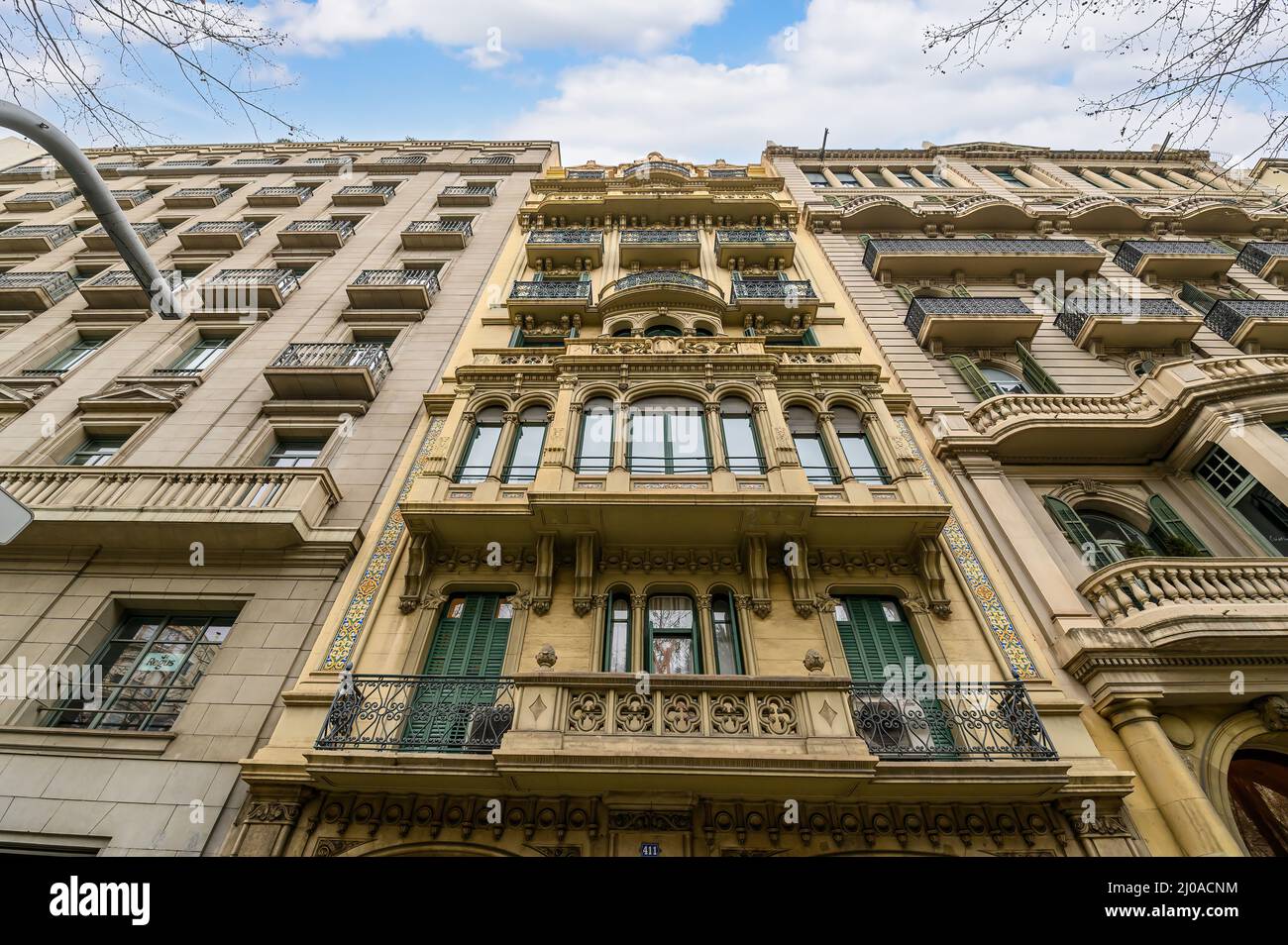 Un exemple remarquable de façade de bâtiment de la fin du modernisme à Barcelone, Espagne. Banque D'Images