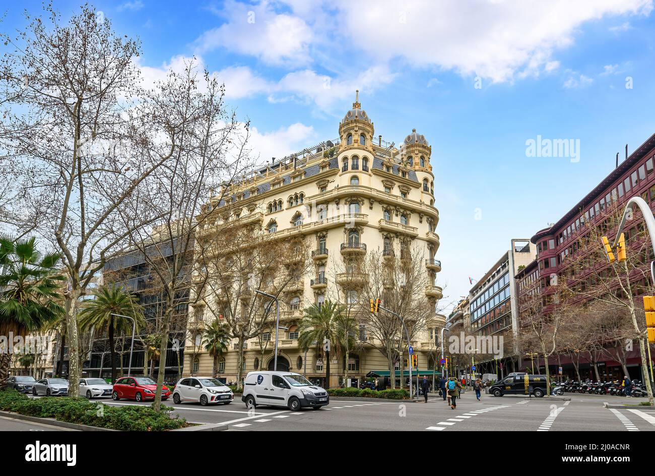 Un exemple remarquable de façade de bâtiment de la fin du modernisme à Barcelone, Espagne. Banque D'Images