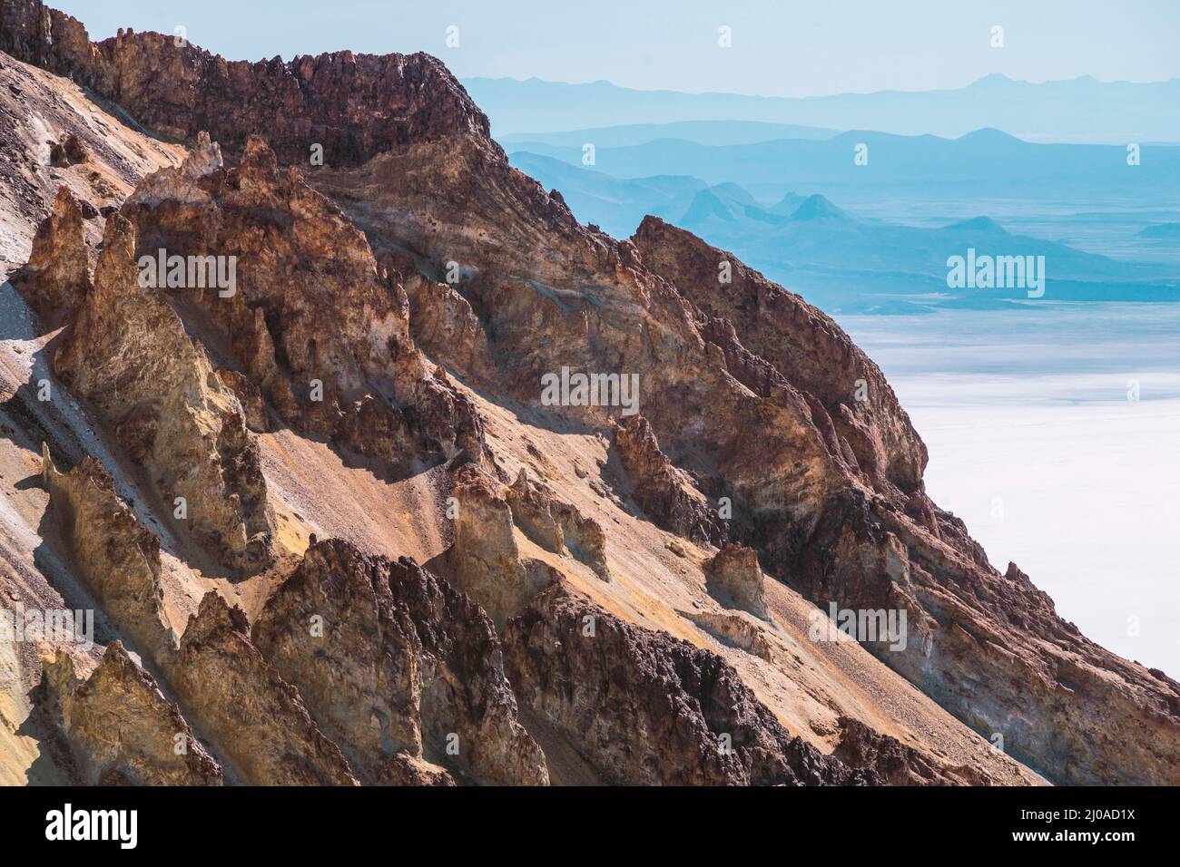 paysage montagneux rocheux escarpé avec des crêtes lointaines en arrière-plan de la Bolivie Banque D'Images