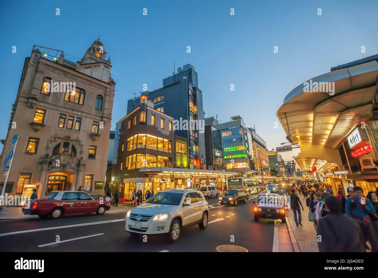 Le crépuscule descend sur l'animation de Shijo-dori, Kyoto, au Japon, avec la circulation et les piétons, capturant l'énergie vibrante de la ville après les heures de travail Banque D'Images