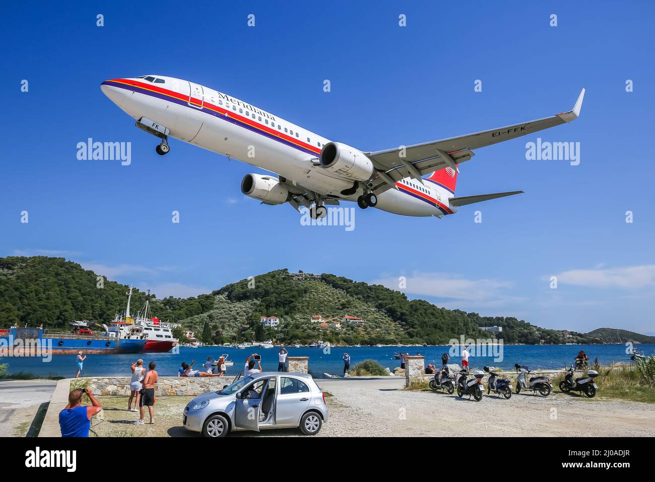 Skiathos, Grèce - 26 juin 2015 : Boeing 737-800 de Meridiana à l'aéroport de Skiathos (JSI) en Grèce. Banque D'Images