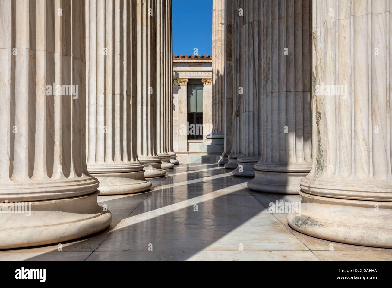 Piliers et escaliers en marbre blanc. Athènes Grèce Académie néoclassique bâtiment entrée colonnade. Colonnes classiques d'une ligne. Banque D'Images