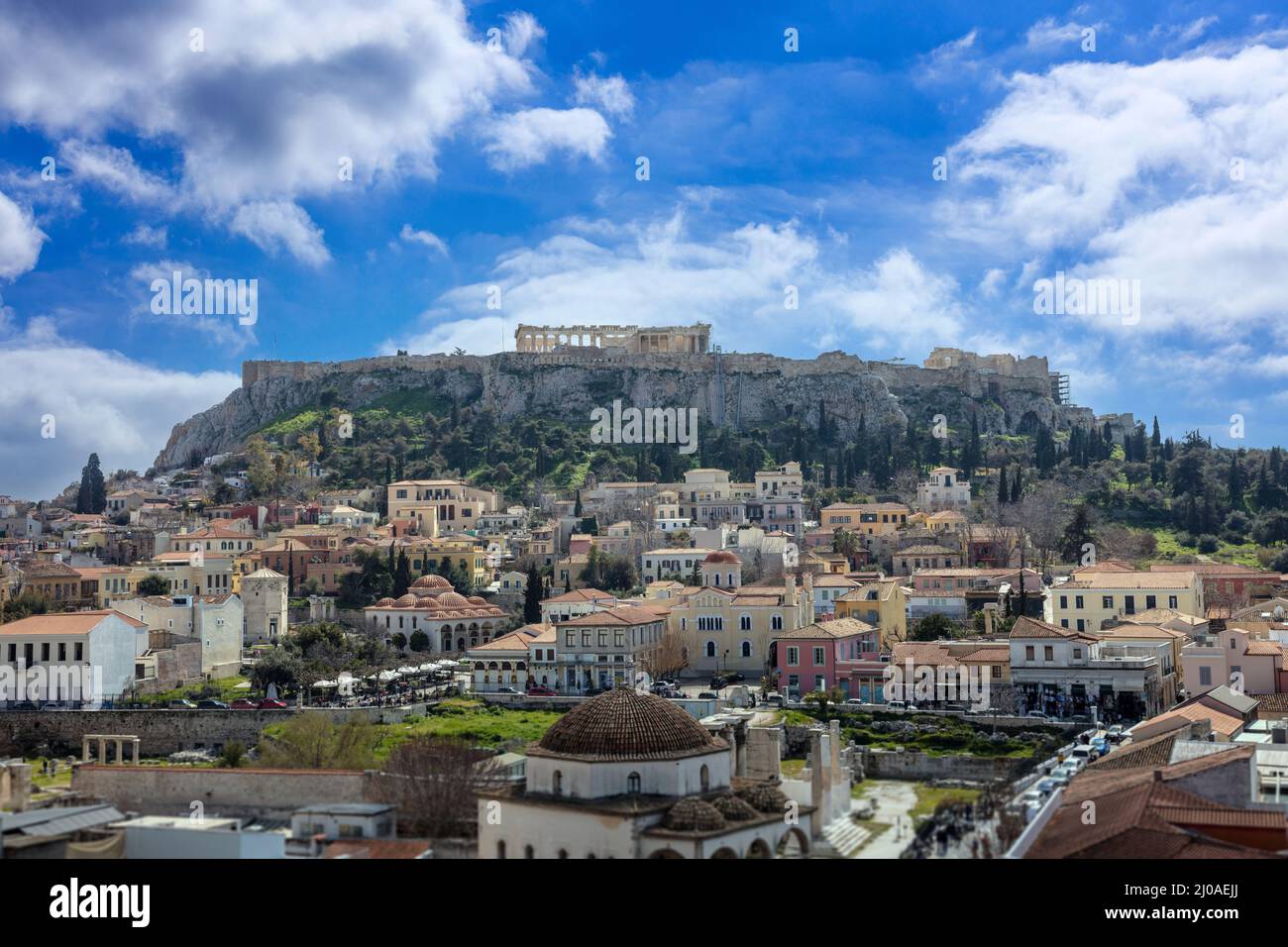 Athènes, Grèce. Place Monastiraki. Vue aérienne de la ville historique et de l'Acropole. Temple de Parthénon au sommet. Fond ciel bleu ciel nuageux Banque D'Images