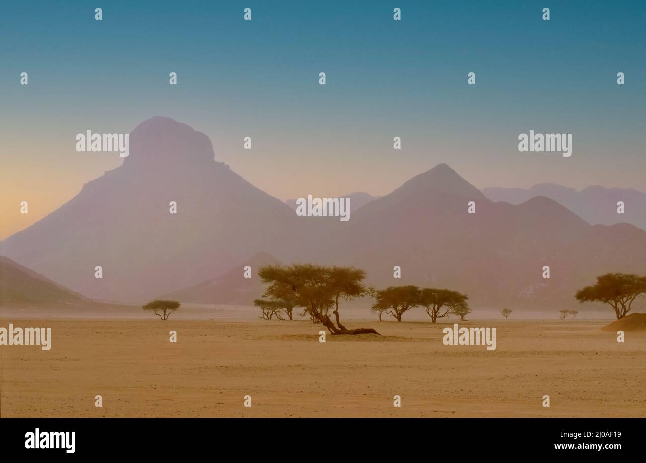 Tempête de sable dans le parc national des montagnes Hoggar dans le désert du Sahara central Banque D'Images