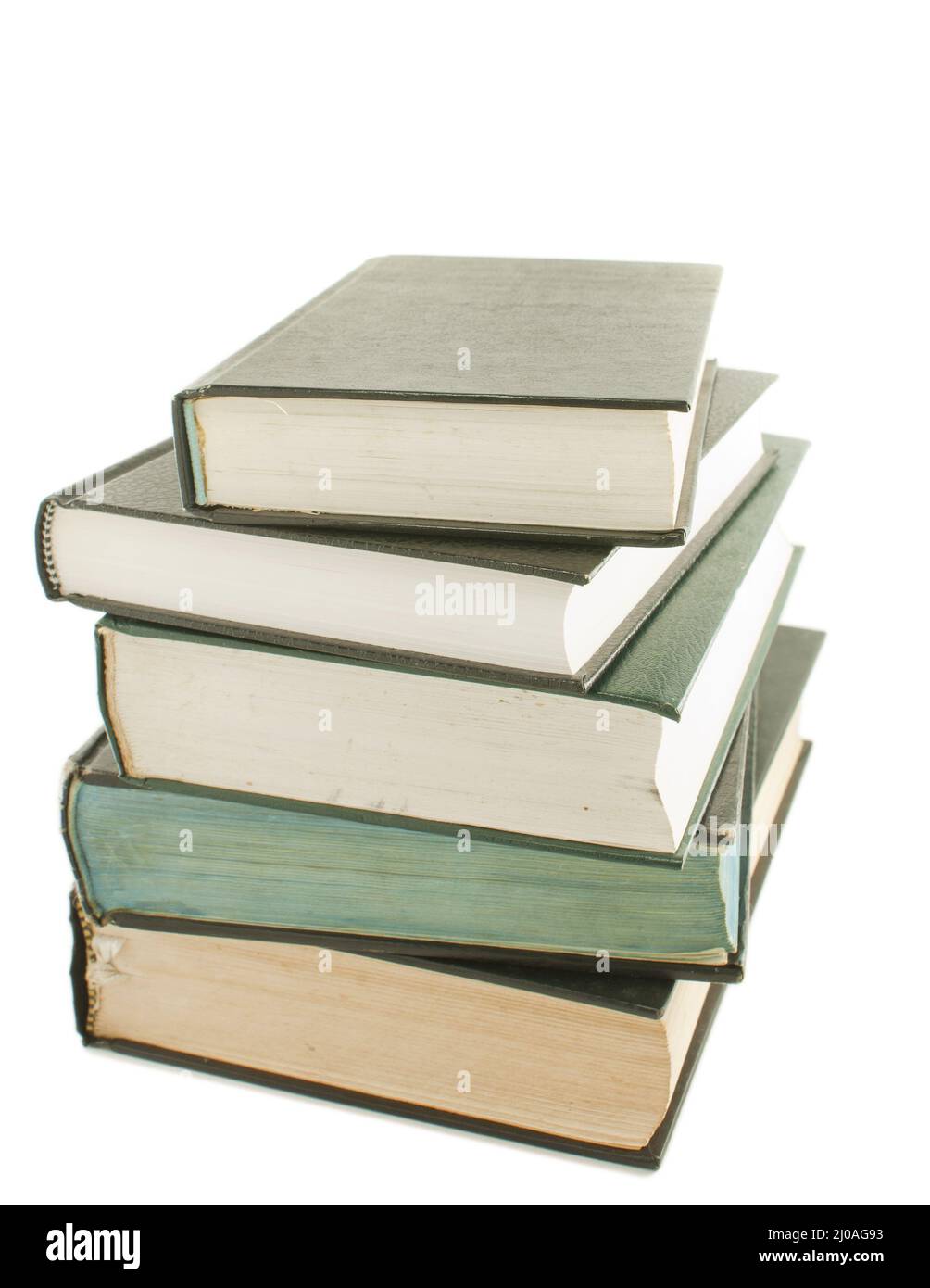 Pile de livres de couverture rigide isolée sur blanc Banque D'Images