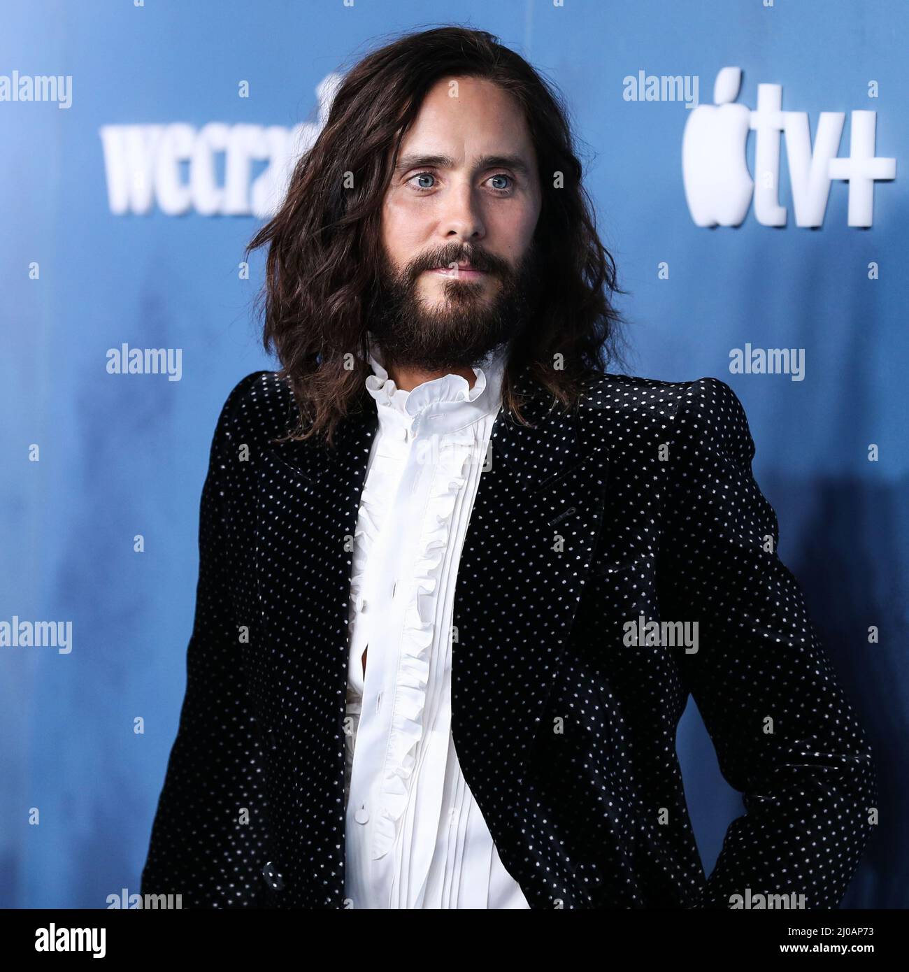 Los Angeles, États-Unis. 17th mars 2022. LOS ANGELES, CALIFORNIE, États-Unis - MARS 17 : l'acteur américain Jared Leto portant un costume et des gants Gucci cloutés arrive à la première mondiale de 'WeCrashed' d'Apple TV, qui a eu lieu au Academy Museum of Motion Pictures le 17 mars 2022 à Los Angeles, Californie, États-Unis. (Photo de Xavier Collin/image Press Agency/Sipa USA) crédit: SIPA USA/Alay Live News Banque D'Images