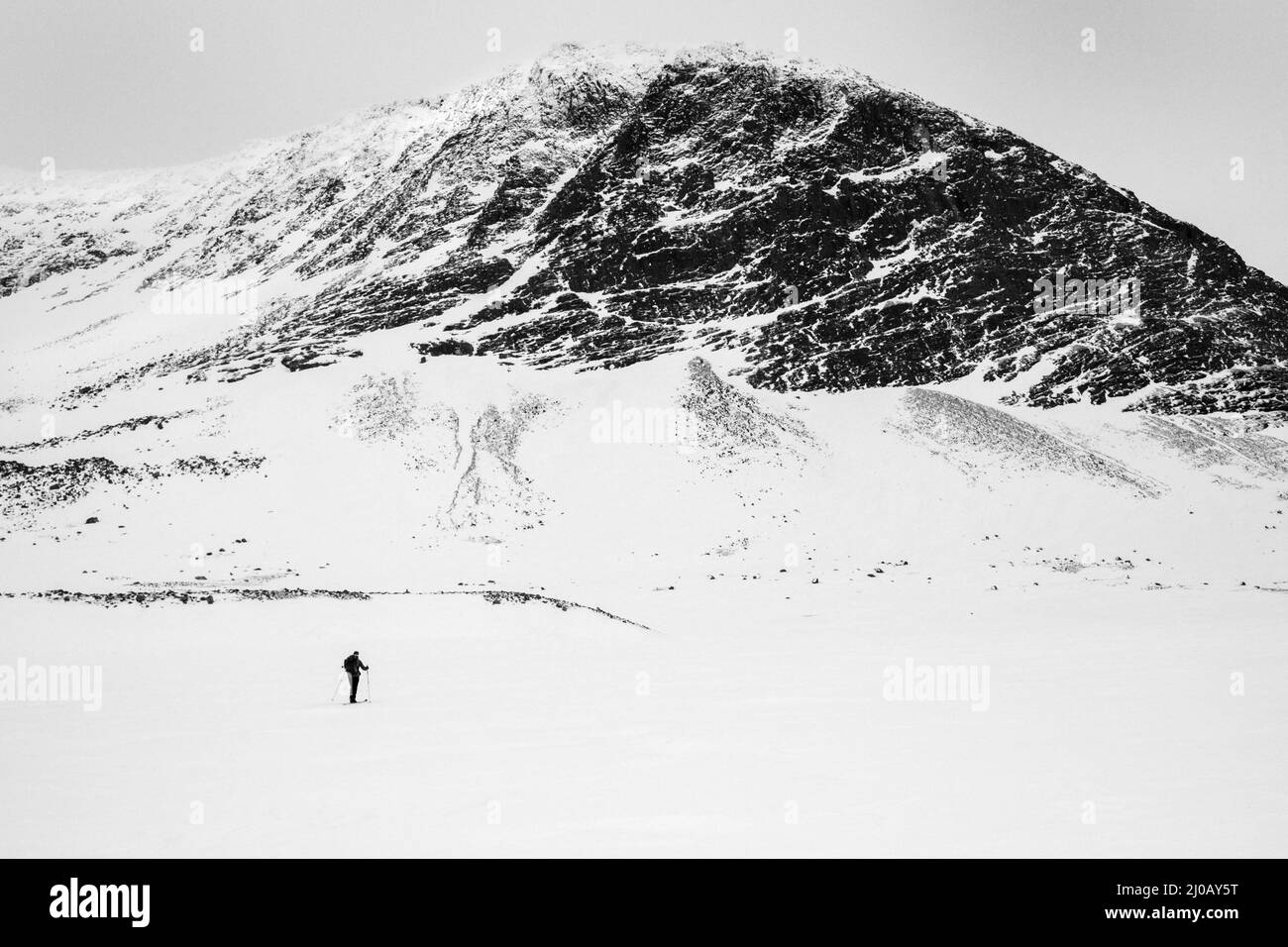 Un ski de fond solitaire dans la région de Dovre / Dovrefjell en Norvège Banque D'Images