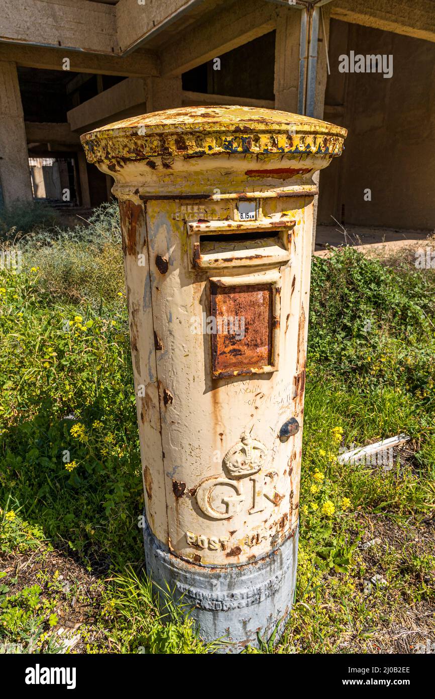 Cette boîte aux lettres très britannique se trouve au milieu d'une rue Varosha. Chypre a été sous domination britannique de 1878 à 1960, avec l'indépendance de l'île juste au moment où Varosha émergeait. L'influence britannique sur Varosha est clairement visible, des succursales de la banque Barclays aux panneaux en langue anglaise partout où vous regardez. Le quartier de Varosha (Kapalı Maraş) à Famagouste (Chypre) était entre 1970 et 1974 l'une des destinations touristiques les plus populaires dans le monde. Ses habitants chypriotes grecs ont fui lors de l'invasion turque de Chypre en 1974, lorsque la ville de Famagouste est passée sous la tutelle turque Banque D'Images