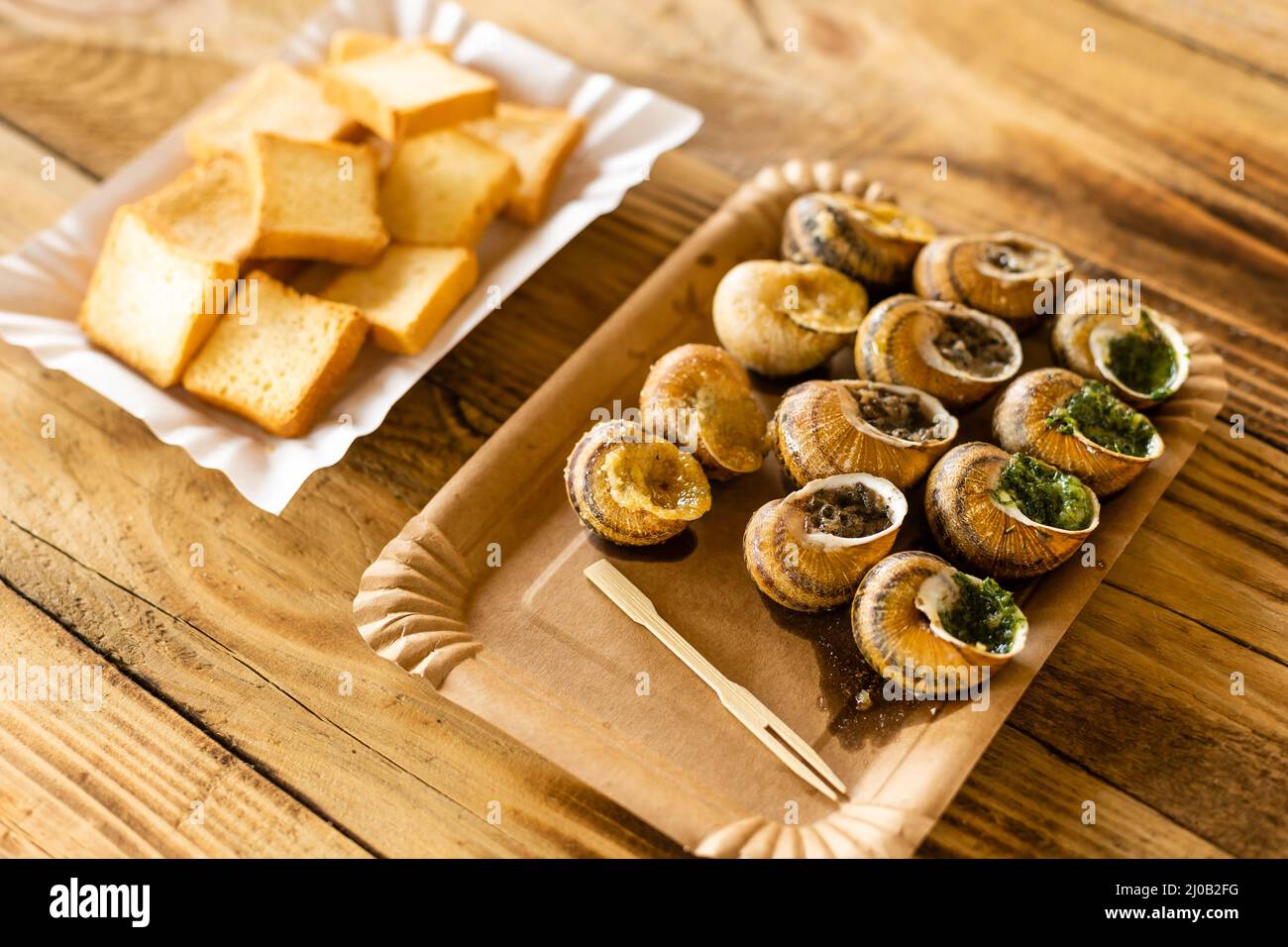 Escargots de Bourgogne - Bourgogne avec fromage bleu sur une assiette. Banque D'Images