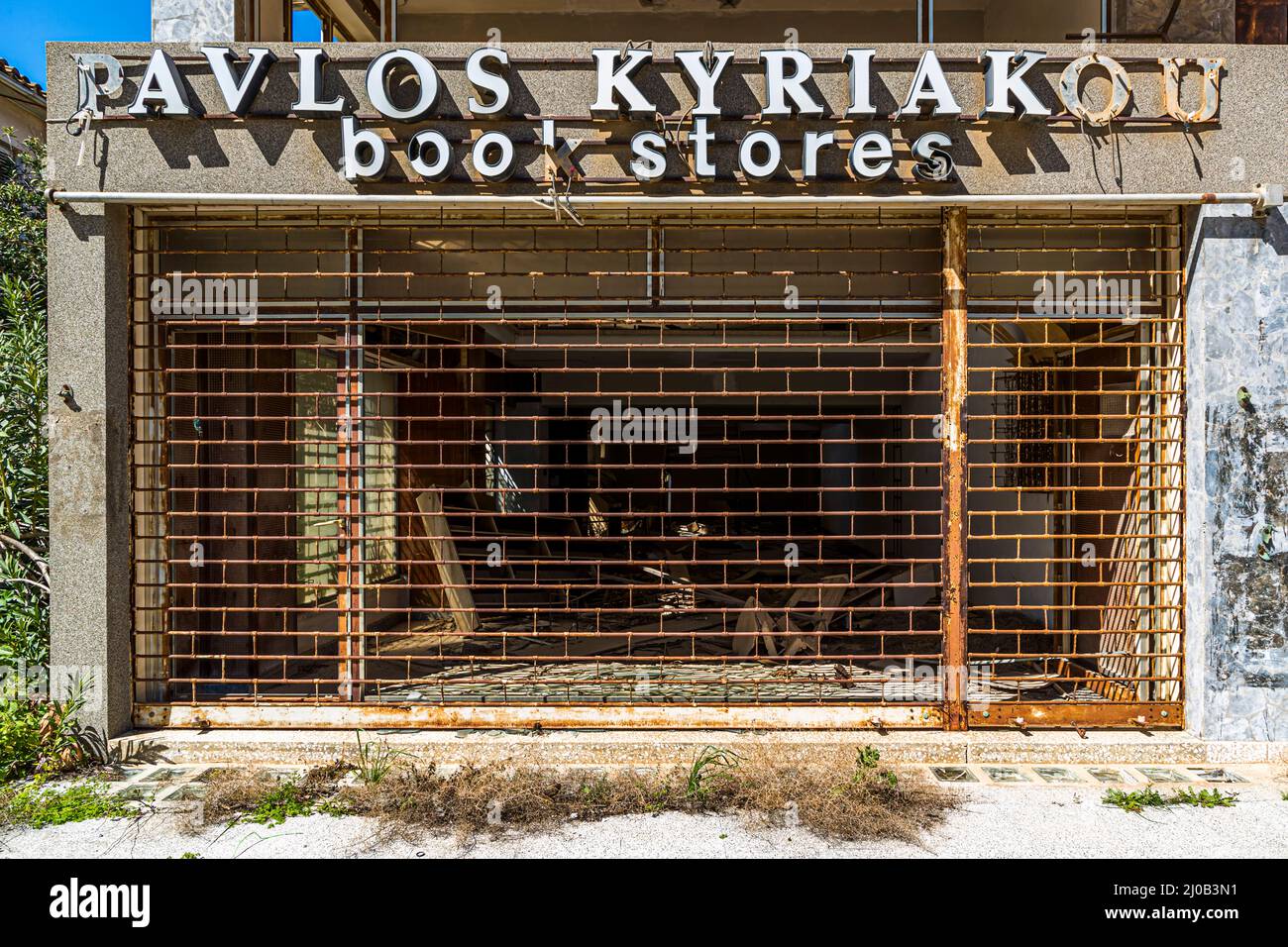 Le district de Varosha (Kapalı Maraş) à Famagusta (Chypre) a été entre 1970 et 1974 l'une des destinations touristiques les plus populaires dans le monde. Ses habitants chypriotes grecs se sont enfuis lors de l'invasion turque de Chypre en 1974, lorsque la ville de Famagusta a été contrôlée par la Turquie. Il est resté abandonné depuis et les bâtiments ont cessé de se départir. Banque D'Images