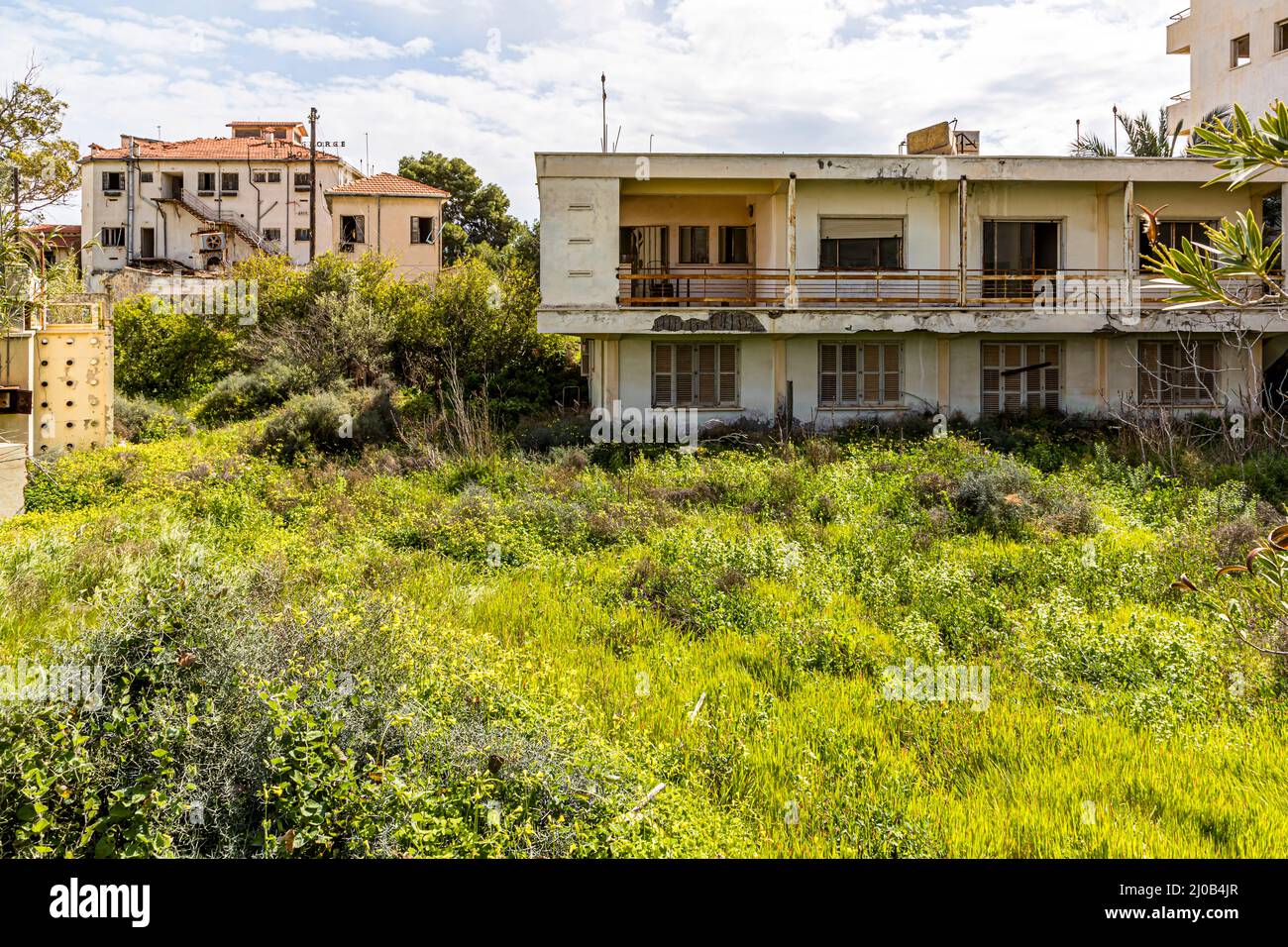 Le quartier de Varosha (Kapalı Maraş) à Famagouste (Chypre) était entre 1970 et 1974 l'une des destinations touristiques les plus populaires dans le monde. Ses habitants chypriotes grecs ont fui lors de l'invasion turque de Chypre en 1974, lorsque la ville de Famagouste est passée sous contrôle turc. Il est resté abandonné depuis et les bâtiments se sont dégradés. La plupart des habitants d'origine de Varosha (et leurs descendants directs) vivent maintenant au sud de la zone tampon des Nations Unies à Chypre. Ces familles sont toujours les propriétaires légaux des propriétés à Varosha, mais tant que la ville est combattue, elles ne peuvent pas la récupérer. En plus, beaucoup Banque D'Images