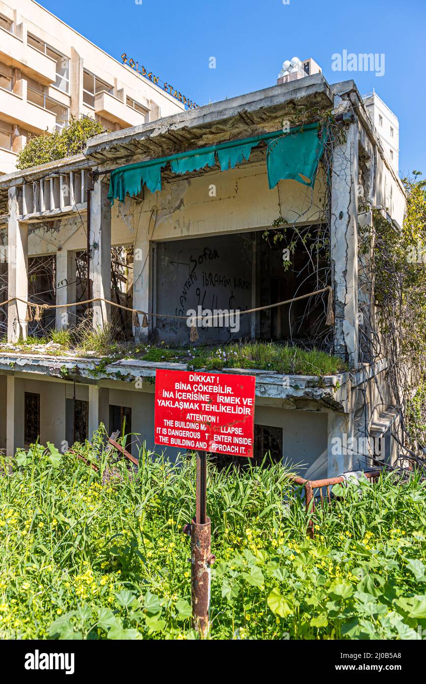 Le quartier de Varosha (Kapalı Maraş) à Famagouste (Chypre) était entre 1970 et 1974 l'une des destinations touristiques les plus populaires dans le monde. Ses habitants chypriotes grecs ont fui lors de l'invasion turque de Chypre en 1974, lorsque la ville de Famagouste est passée sous contrôle turc. Il est resté abandonné depuis et les bâtiments se sont dégradés. La plupart des habitants d'origine de Varosha (et leurs descendants directs) vivent maintenant au sud de la zone tampon des Nations Unies à Chypre. Ces familles sont toujours les propriétaires légaux des propriétés à Varosha, mais tant que la ville est combattue, elles ne peuvent pas la récupérer. En plus, beaucoup Banque D'Images