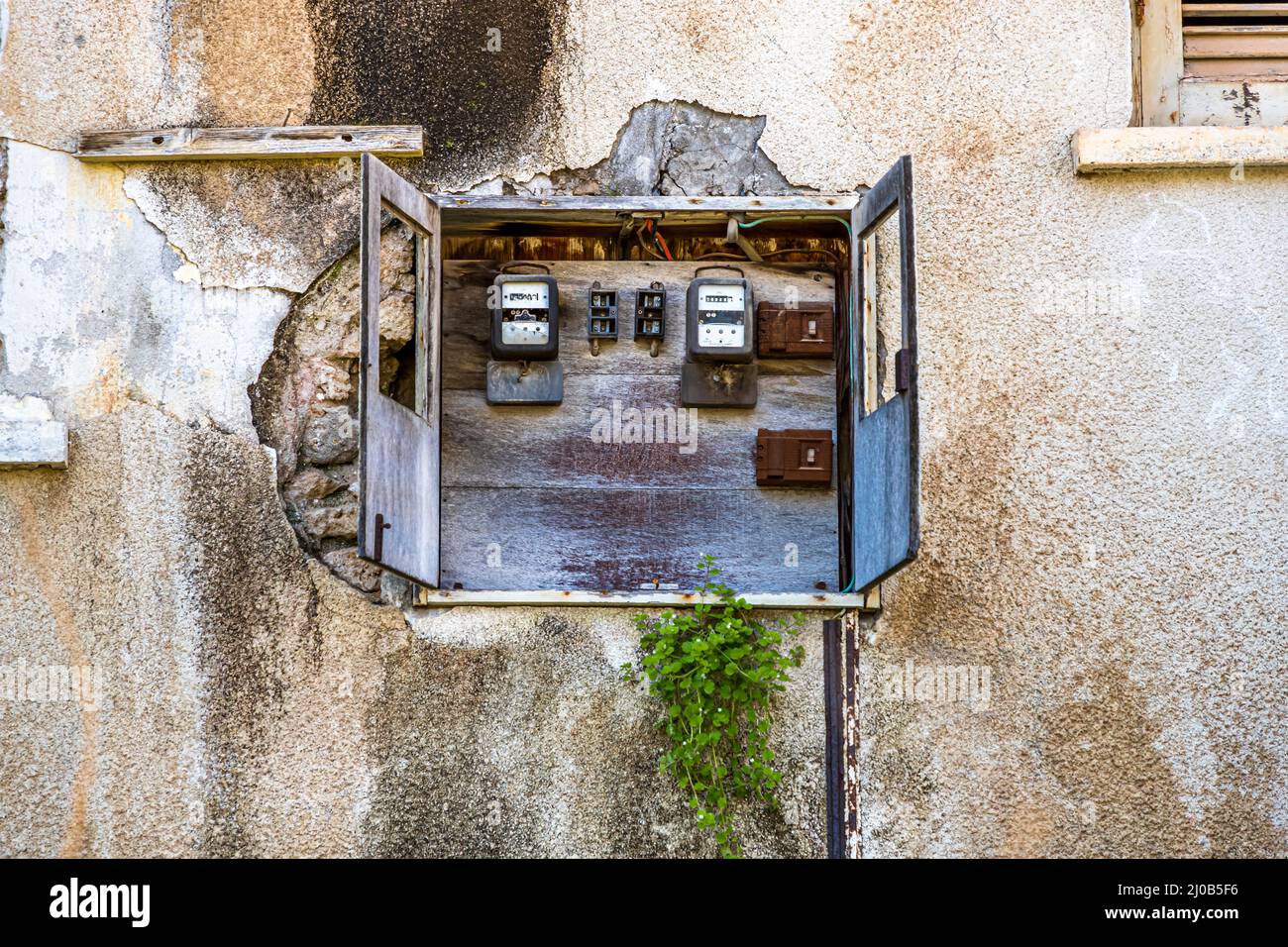 Le quartier de Varosha (Kapalı Maraş) à Famagouste (Chypre) était entre 1970 et 1974 l'une des destinations touristiques les plus populaires dans le monde. Ses habitants chypriotes grecs ont fui lors de l'invasion turque de Chypre en 1974, lorsque la ville de Famagouste est passée sous contrôle turc. Il est resté abandonné depuis et les bâtiments se sont dégradés. La plupart des habitants d'origine de Varosha (et leurs descendants directs) vivent maintenant au sud de la zone tampon des Nations Unies à Chypre. Ces familles sont toujours les propriétaires légaux des propriétés à Varosha, mais tant que la ville est combattue, elles ne peuvent pas la récupérer. En plus, beaucoup Banque D'Images
