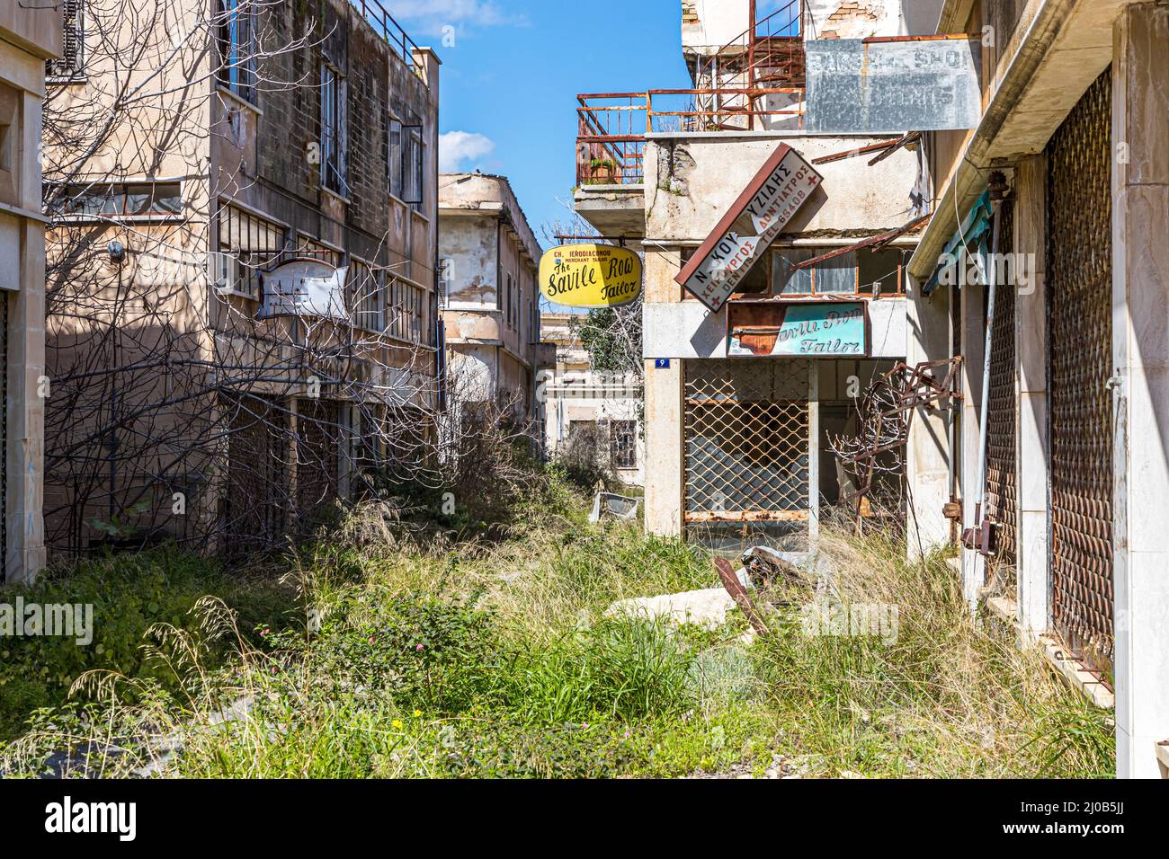 Le quartier de Varosha (Kapalı Maraş) à Famagouste (Chypre) était entre 1970 et 1974 l'une des destinations touristiques les plus populaires dans le monde. Ses habitants chypriotes grecs ont fui lors de l'invasion turque de Chypre en 1974, lorsque la ville de Famagouste est passée sous contrôle turc. Il est resté abandonné depuis et les bâtiments se sont dégradés. La plupart des habitants d'origine de Varosha (et leurs descendants directs) vivent maintenant au sud de la zone tampon des Nations Unies à Chypre. Ces familles sont toujours les propriétaires légaux des propriétés à Varosha, mais tant que la ville est combattue, elles ne peuvent pas la récupérer. En plus, beaucoup Banque D'Images
